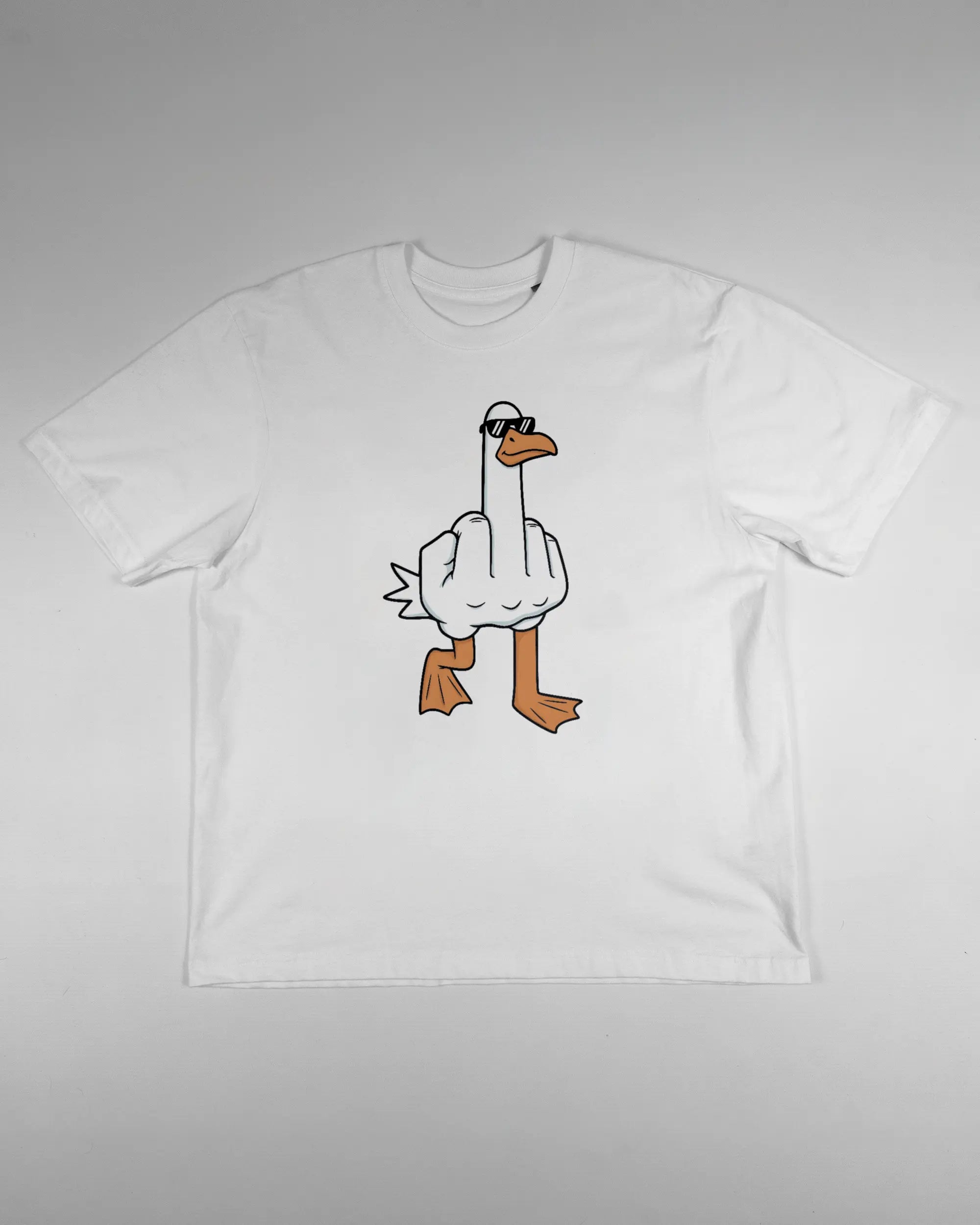 Vorderseite des Basic Unisex T-Shirt Oversized von Maondo mit dem Design I give a duck in der Farbe White und in der Größe S flach auf den Boden gelegt