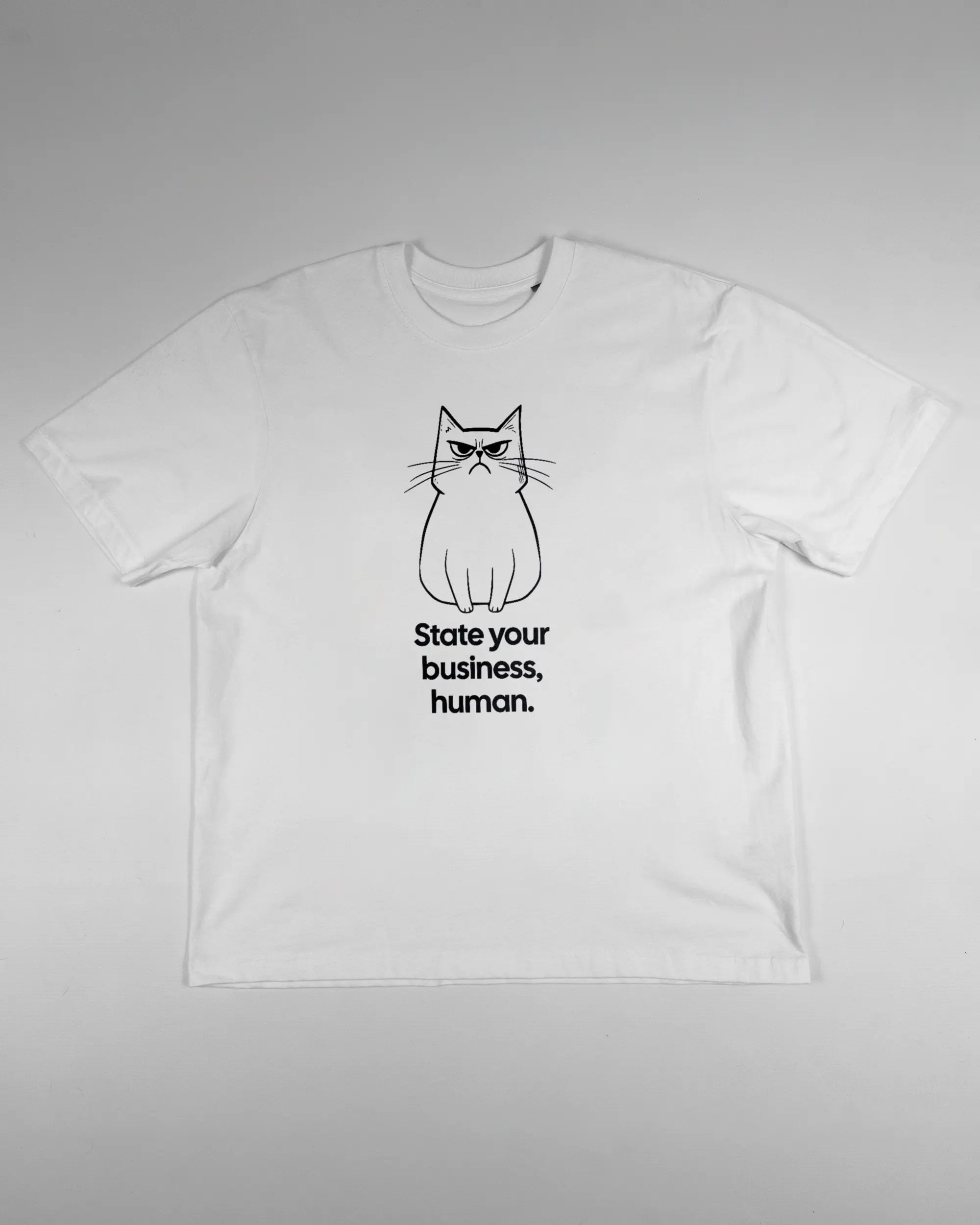 Vorderseite des Basic Unisex T-Shirt Oversized von Maondo mit dem Design Grumpy Purr in der Farbe White und in der Größe S flach auf den Boden gelegt