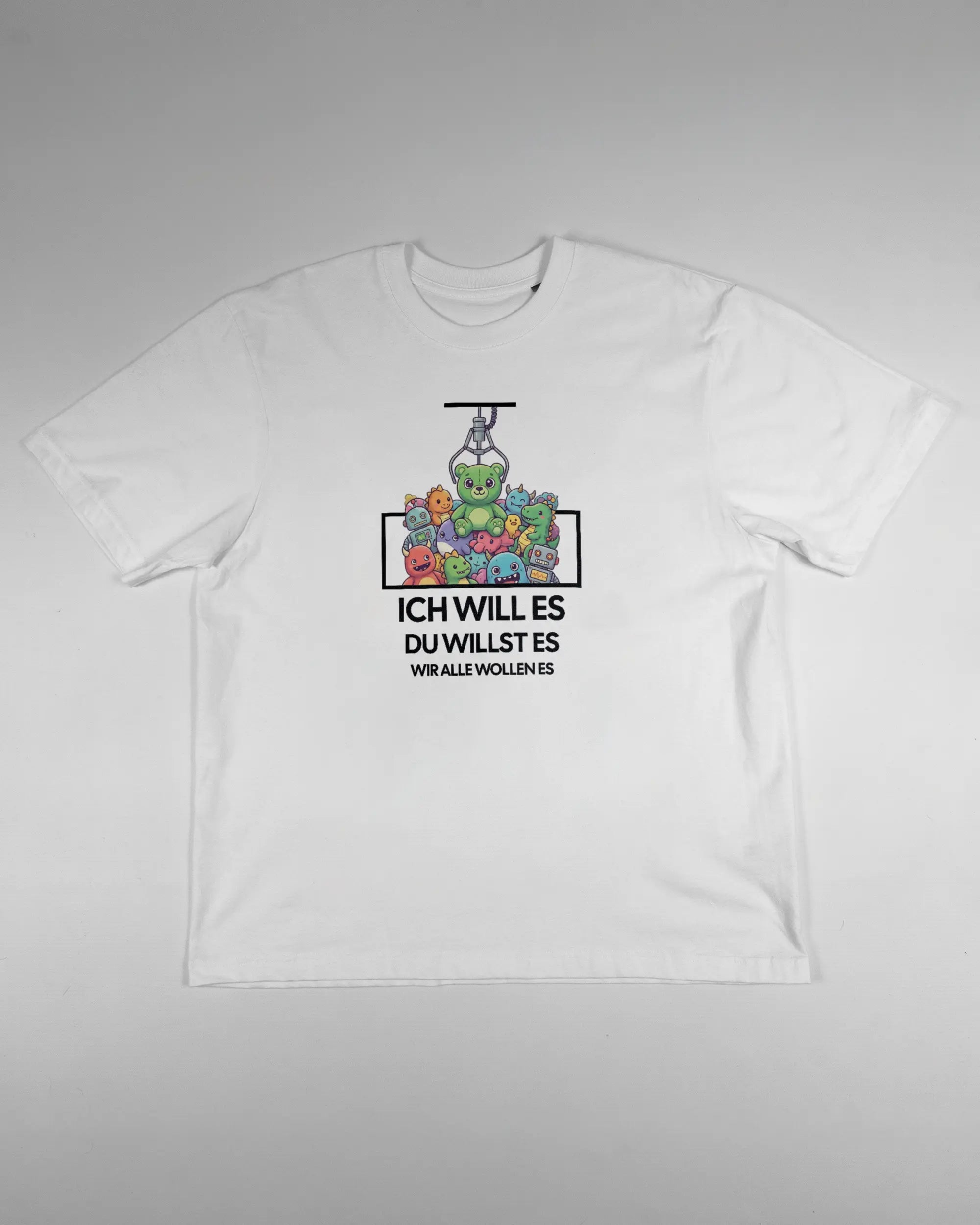 Vorderseite des Basic Unisex T-Shirt Oversized von Maondo mit dem Design Will Stofftier in der Farbe White und in der Größe S flach auf den Boden gelegt