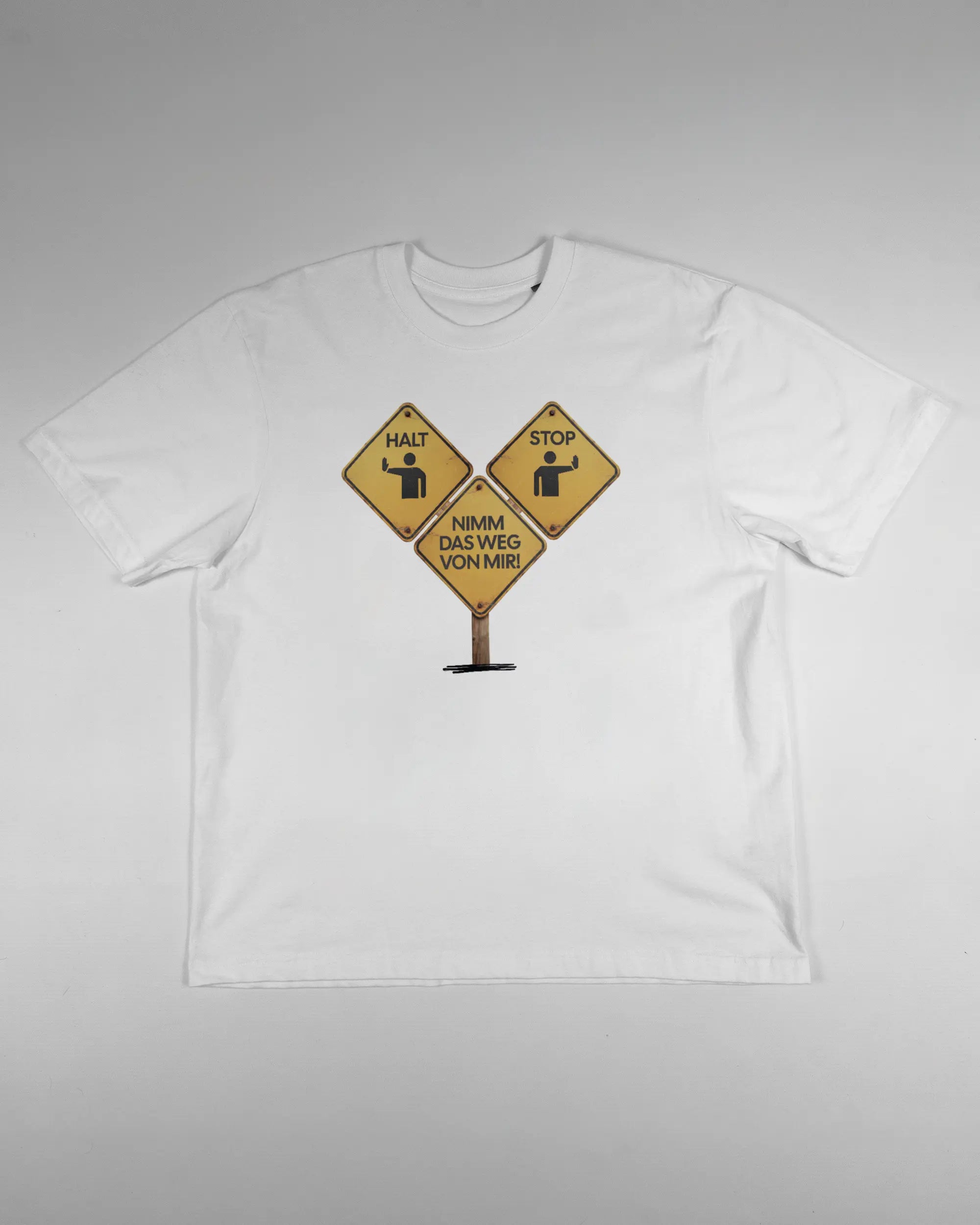 Vorderseite des Basic Unisex T-Shirt Oversized von Maondo mit dem Design Schutzschild in der Farbe White und in der Größe S flach auf den Boden gelegt