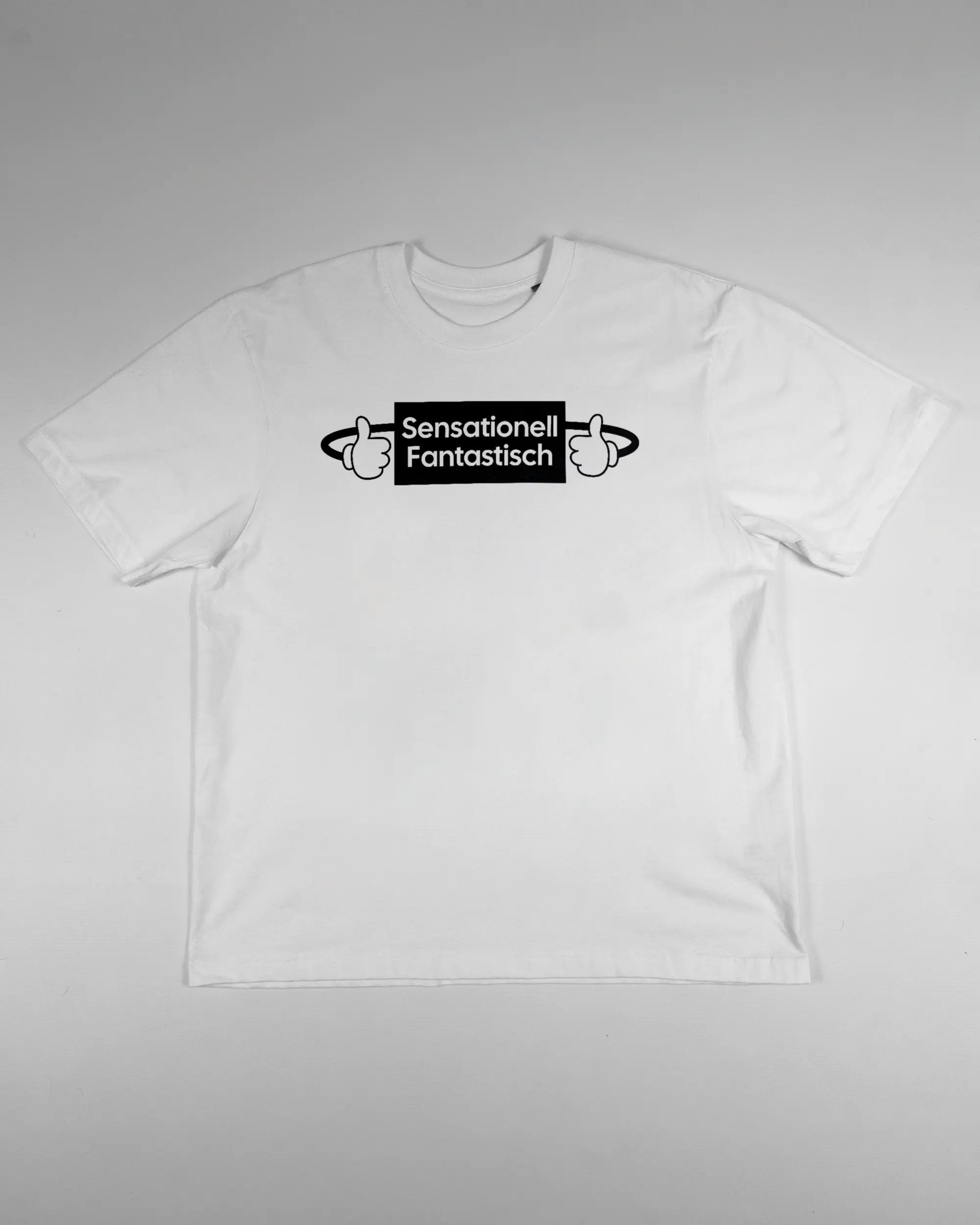 Vorderseite des Basic Unisex T-Shirt Oversized von Maondo mit dem Design Fantastisch in der Farbe White und in der Größe S flach auf den Boden gelegt