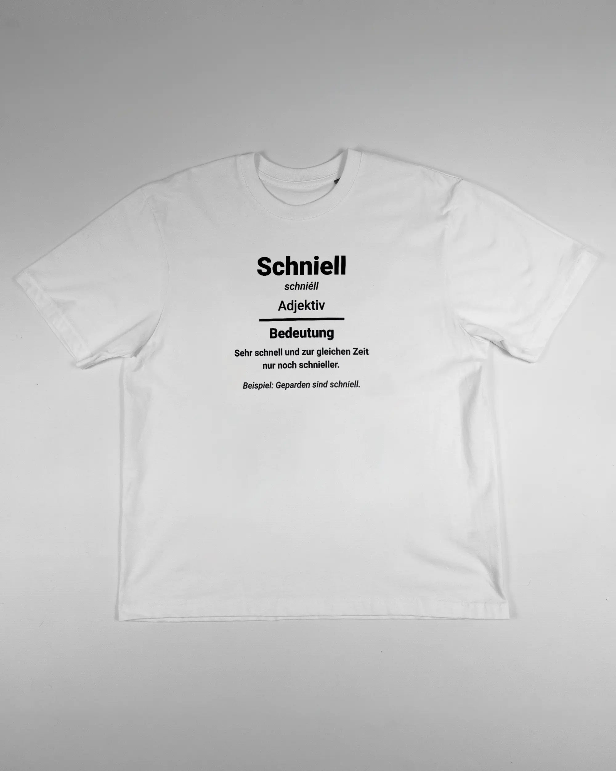 Vorderseite des Basic Unisex T-Shirt Oversized von Maondo mit dem Design Schniell in der Farbe White und in der Größe S flach auf den Boden gelegt
