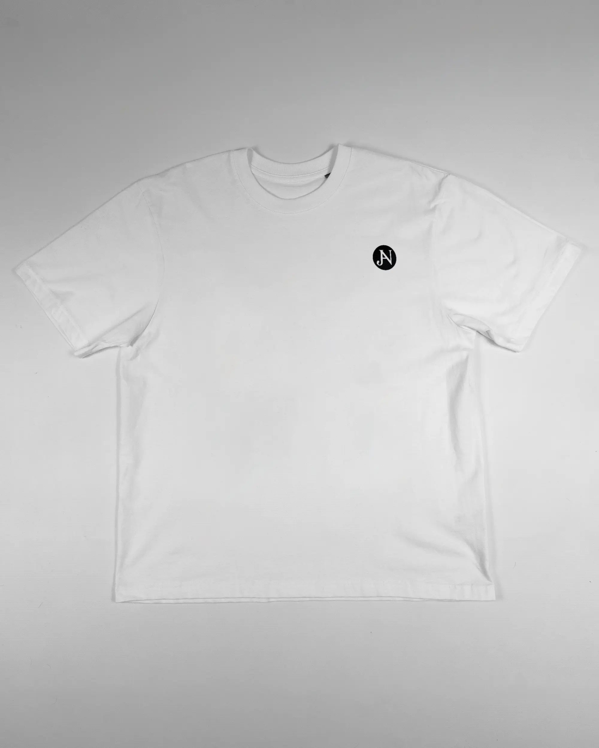 Vorderseite des Basic Unisex T-Shirt Oversized von Maondo mit dem Design JB1 in der Farbe White und in der Größe S flach auf den Boden gelegt