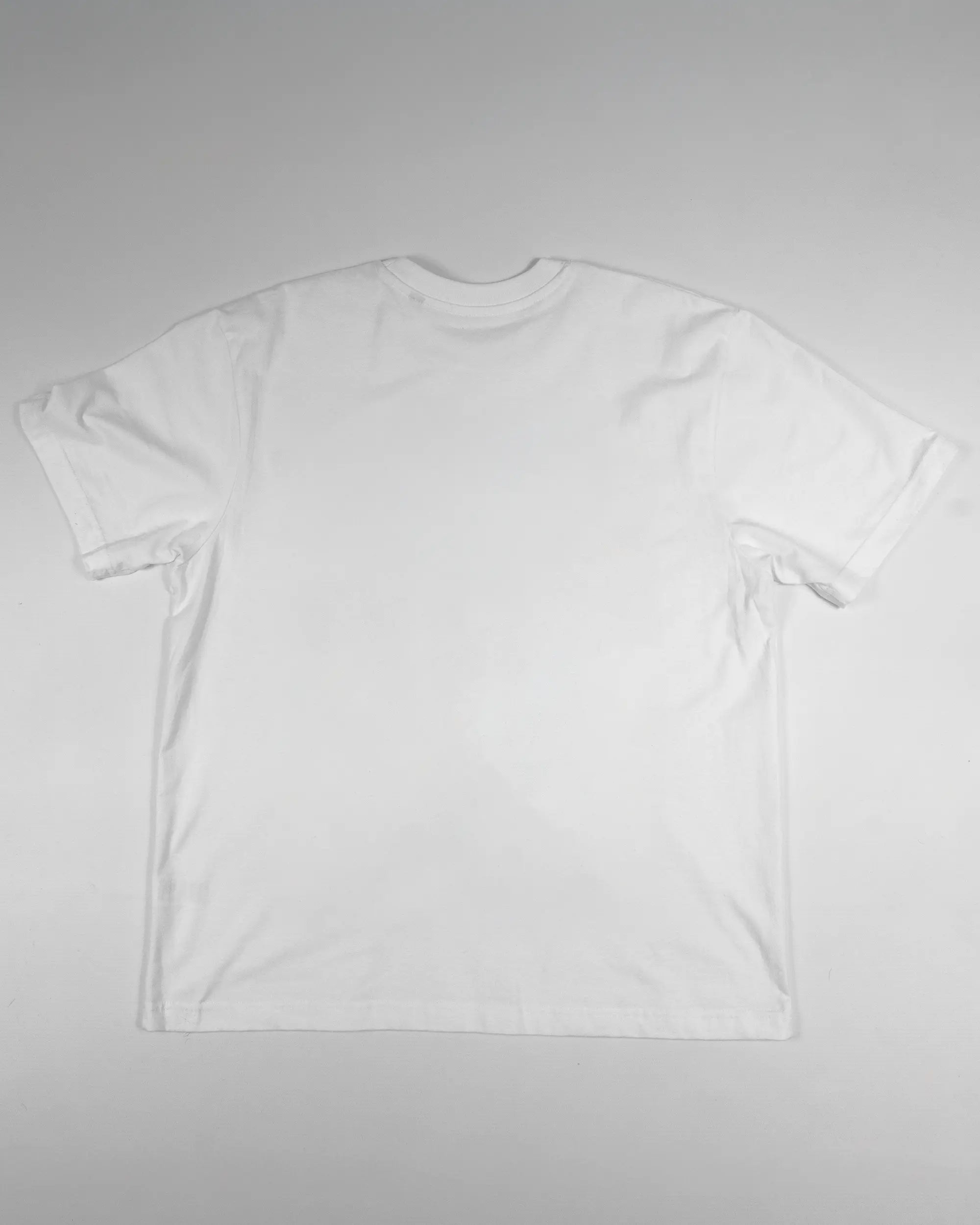 Rückseite des Basic Unisex T-Shirt Oversized von Maondo ohne Motiv in der Farbe White und in der Größe S flach auf den Boden gelegt