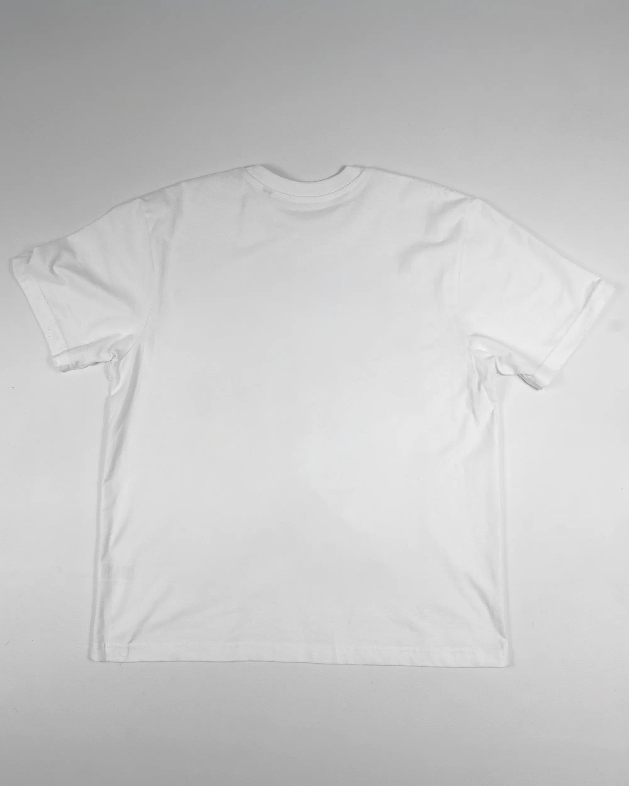 Rückseite des Basic Unisex T-Shirt Oversized von Maondo ohne Motiv in der Farbe White und in der Größe S flach auf den Boden gelegt