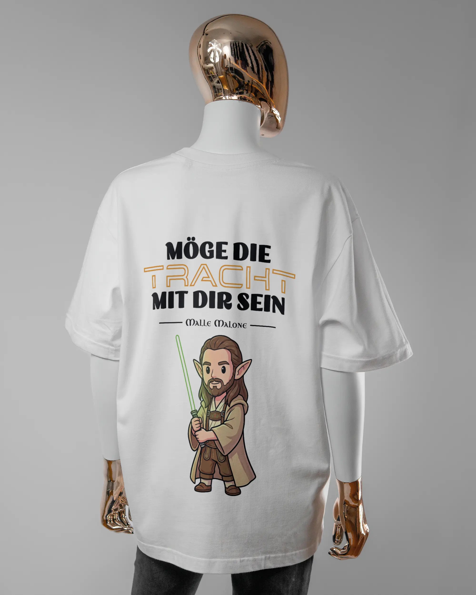 Rückseite des Basic Unisex T-Shirt Oversized von Maondo mit dem Design Tracht mit dir in der Farbe White und in der Größe S getragen von einer femininen Puppe