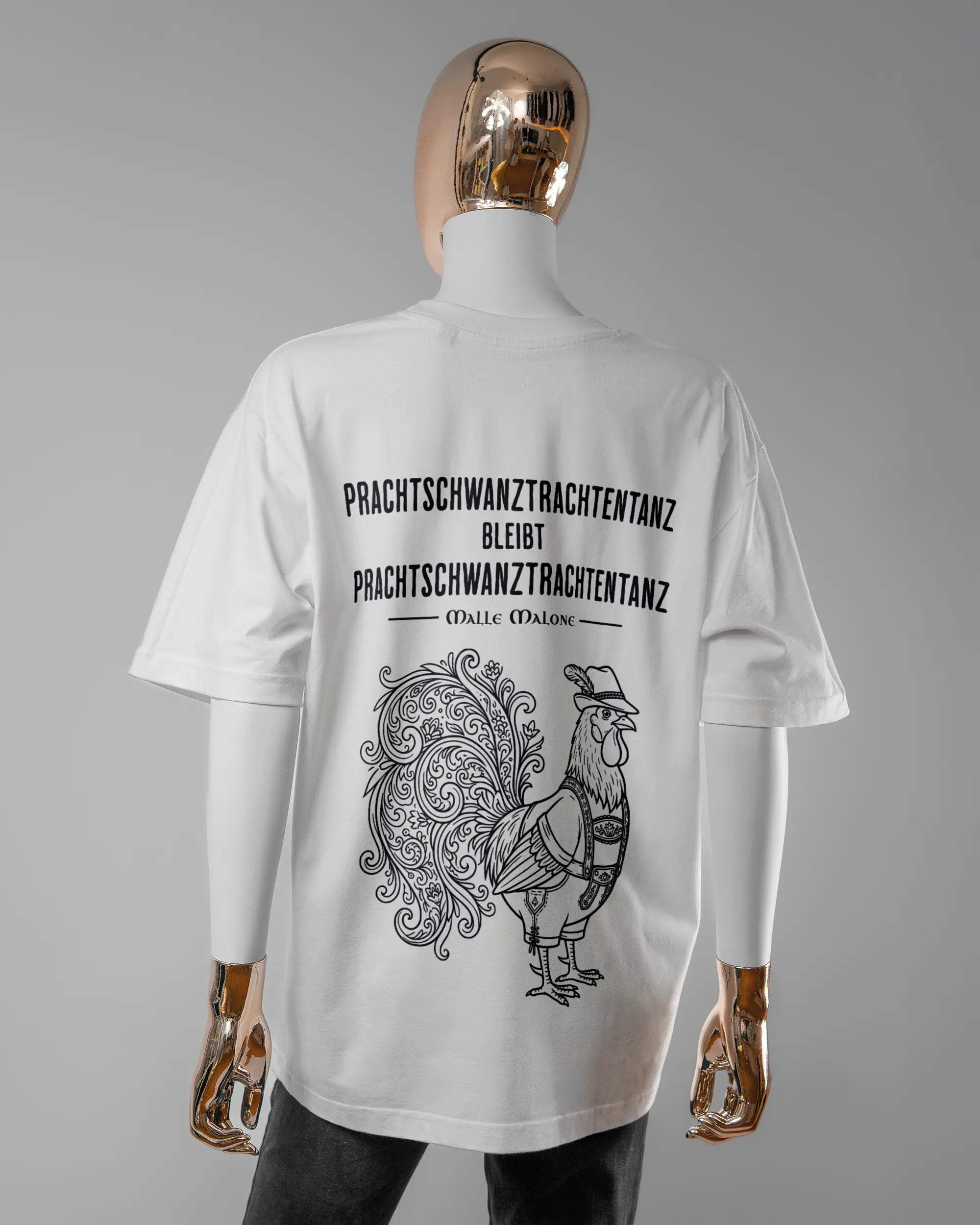 Rückseite des Basic Unisex T-Shirt Oversized von Maondo mit dem Design Trachtentanz in der Farbe White und in der Größe S getragen von einer femininen Puppe
