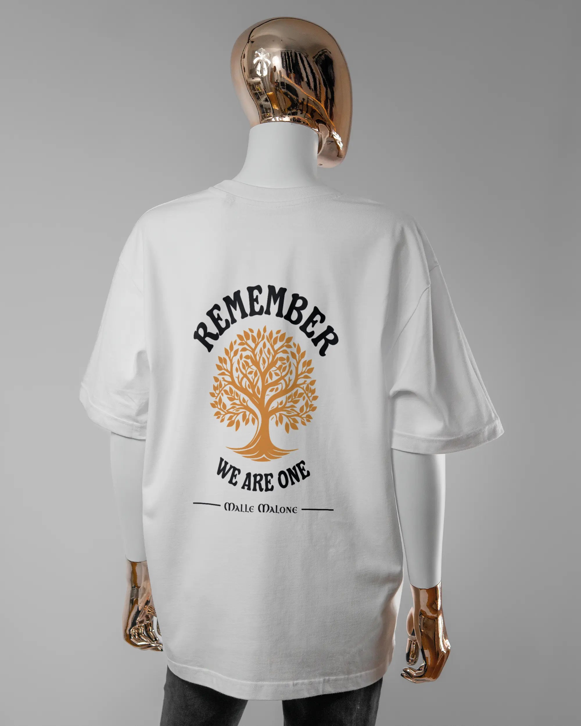 Rückseite des Basic Unisex T-Shirt Oversized von Maondo mit dem Design We are one in der Farbe White und in der Größe S getragen von einer femininen Puppe