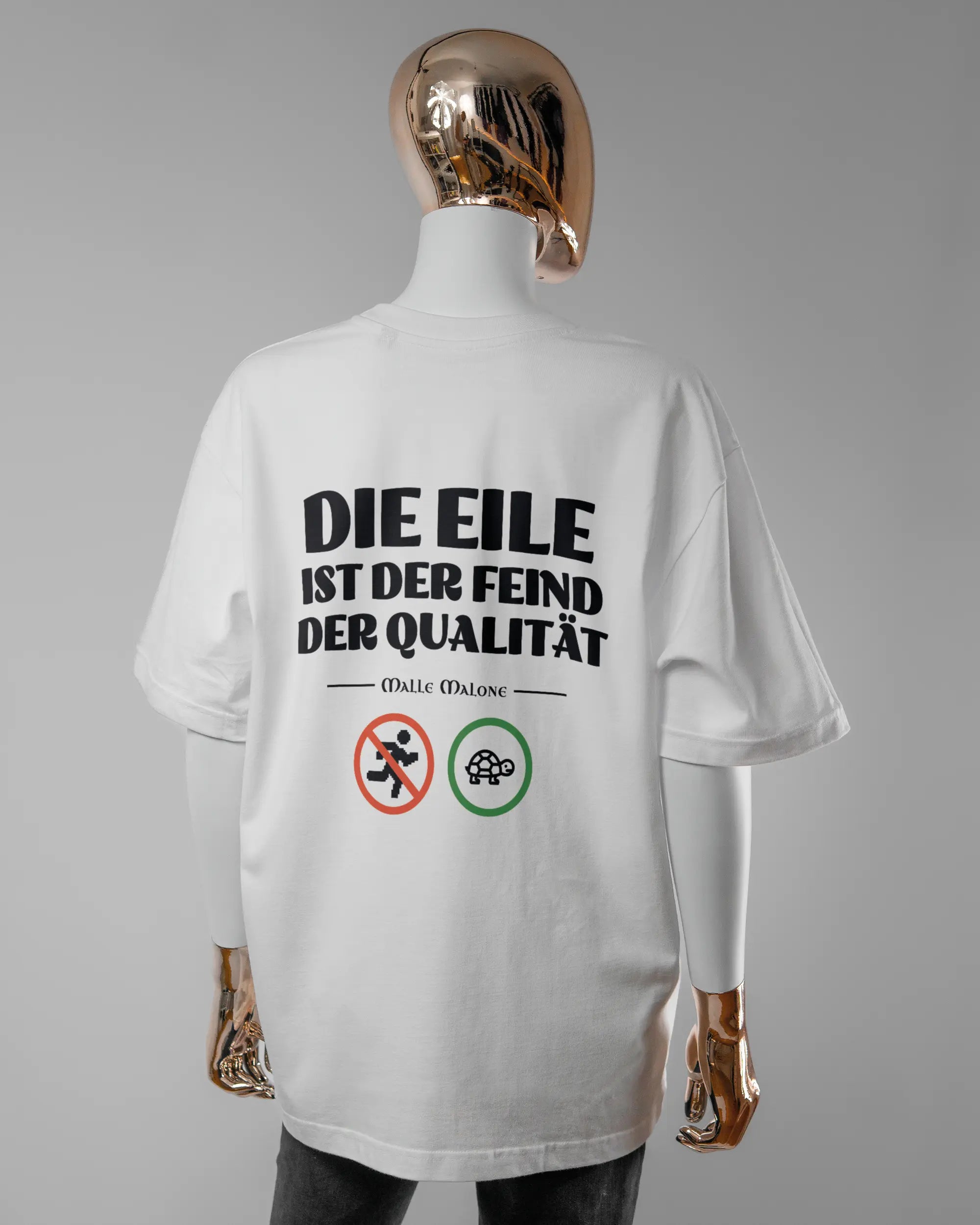Rückseite des Basic Unisex T-Shirt Oversized von Maondo mit dem Design Keine Eile in der Farbe White und in der Größe S getragen von einer femininen Puppe