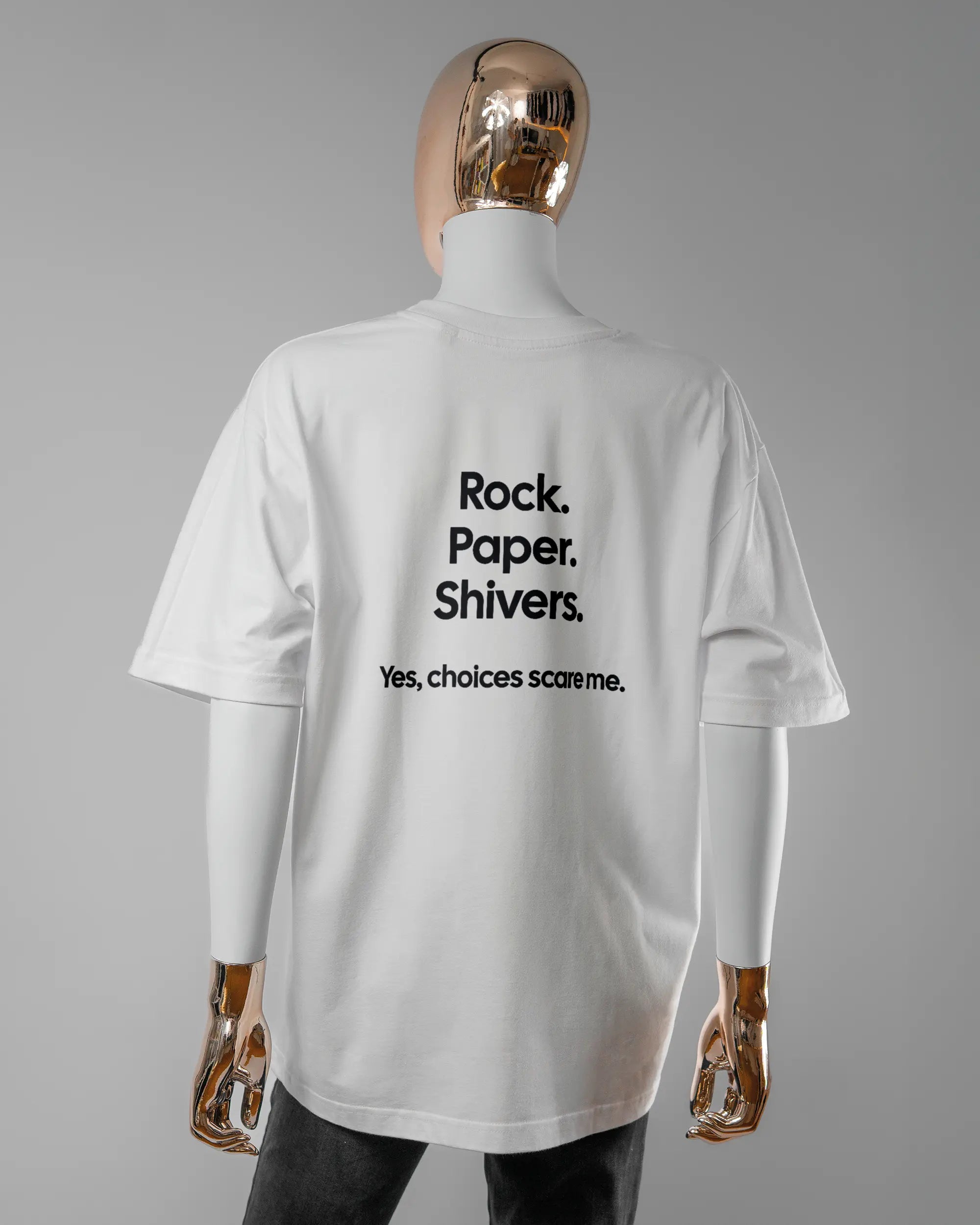 Rückseite des Basic Unisex T-Shirt Oversized von Maondo mit dem Design Rock Paper Shivers in der Farbe White und in der Größe S getragen von einer femininen Puppe