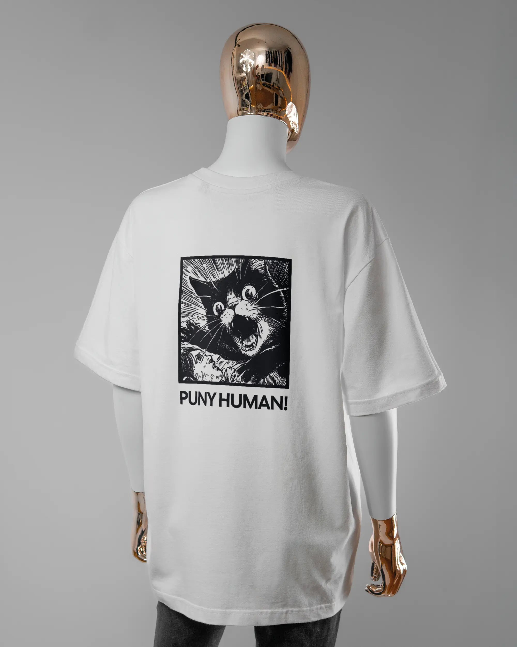 Rückseite des Basic Unisex T-Shirt Oversized von Maondo mit dem Design Puny Human in der Farbe White und in der Größe S getragen von einer femininen Puppe