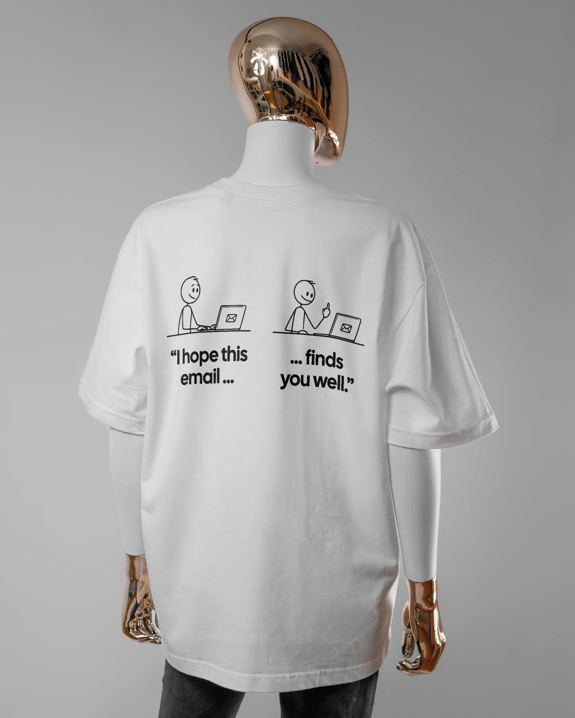 Rückseite des Basic Unisex T-Shirt Oversized von Maondo mit dem Design Found me not well in der Farbe White und in der Größe S getragen von einer femininen Puppe