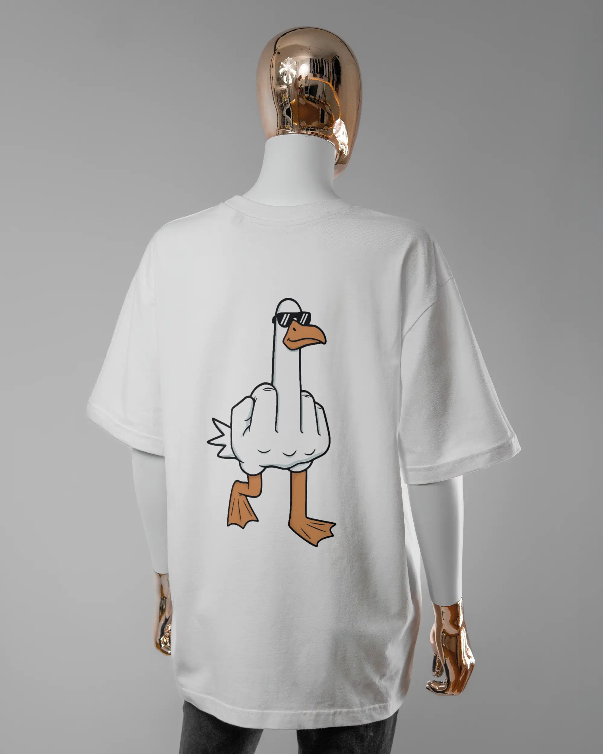 Rückseite des Basic Unisex T-Shirt Oversized von Maondo mit dem Design I give a duck in der Farbe White und in der Größe S getragen von einer femininen Puppe