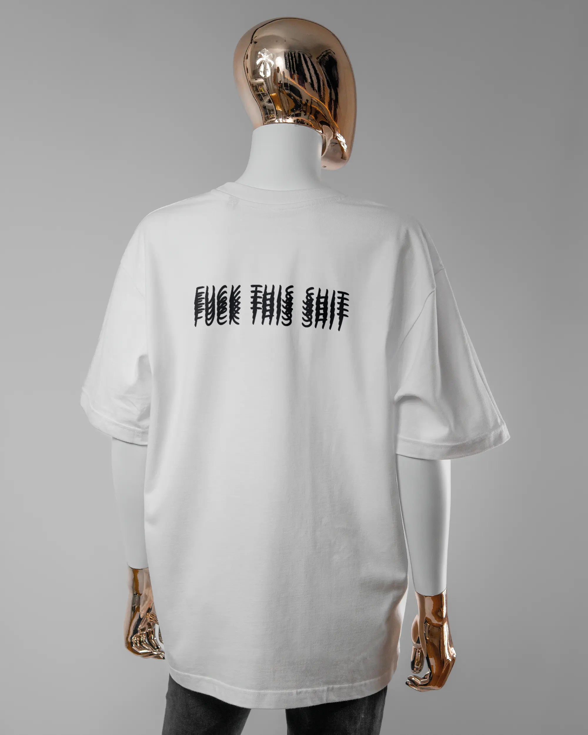 Rückseite des Basic Unisex T-Shirt Oversized von Maondo mit dem Design Hidden Message in der Farbe White und in der Größe S getragen von einer femininen Puppe