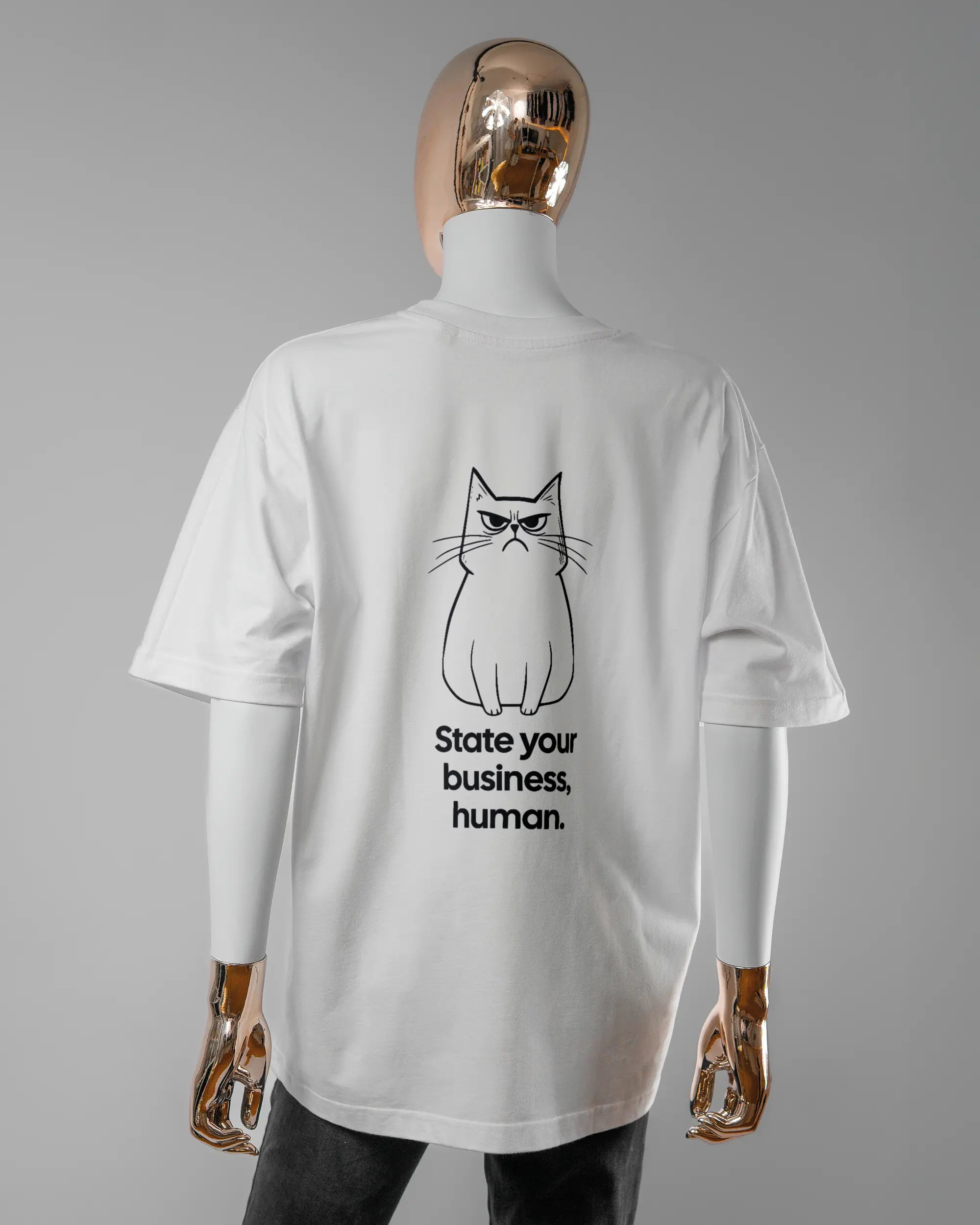 Rückseite des Basic Unisex T-Shirt Oversized von Maondo mit dem Design Grumpy Purr in der Farbe White und in der Größe S getragen von einer femininen Puppe