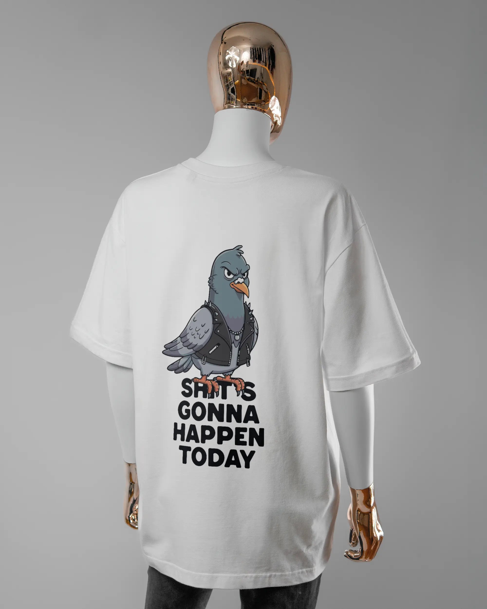 Rückseite des Basic Unisex T-Shirt Oversized von Maondo mit dem Design Pigeon Pun in der Farbe White und in der Größe S getragen von einer femininen Puppe