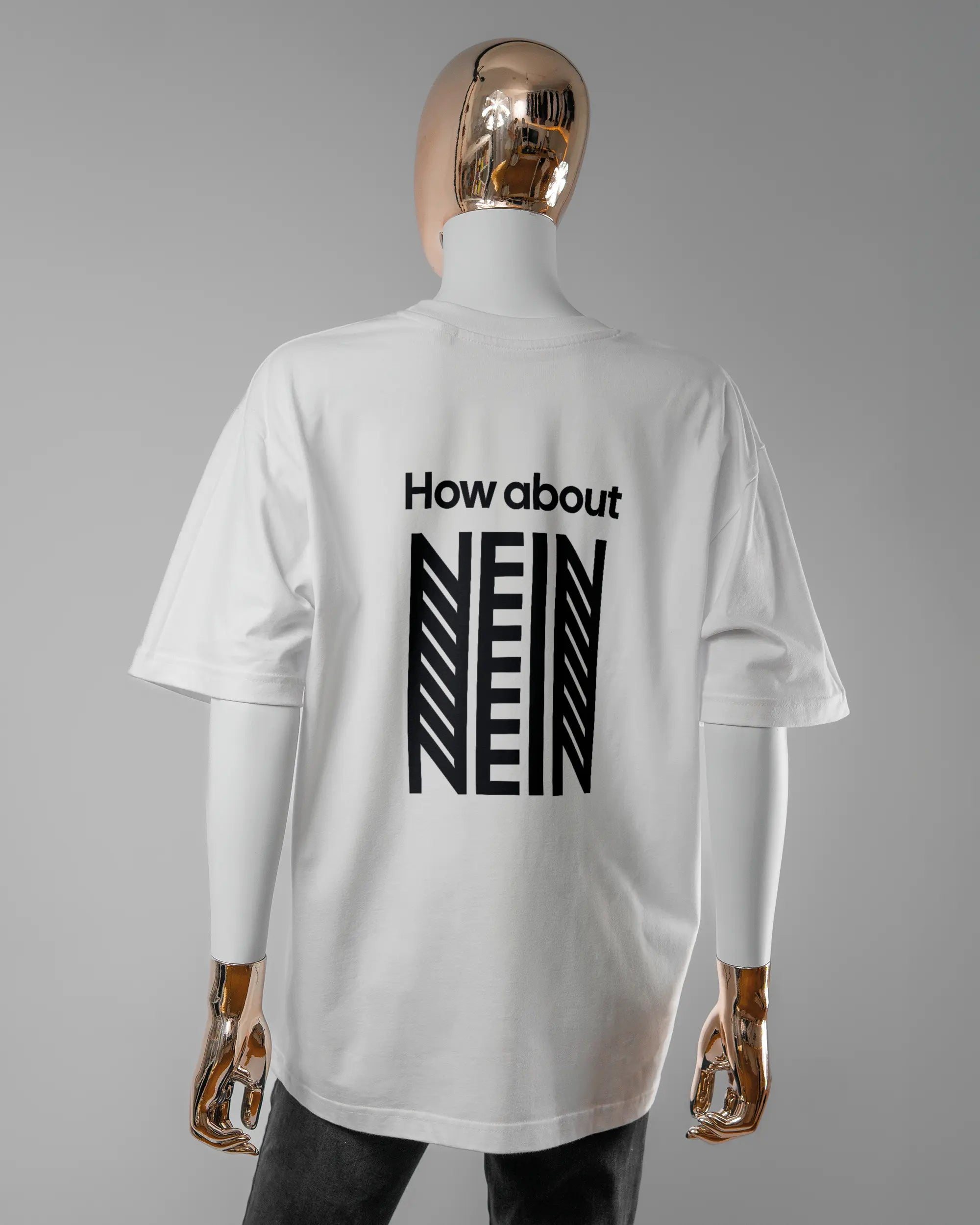 Rückseite des Basic Unisex T-Shirt Oversized von Maondo mit dem Design How about nein in der Farbe White und in der Größe S getragen von einer femininen Puppe