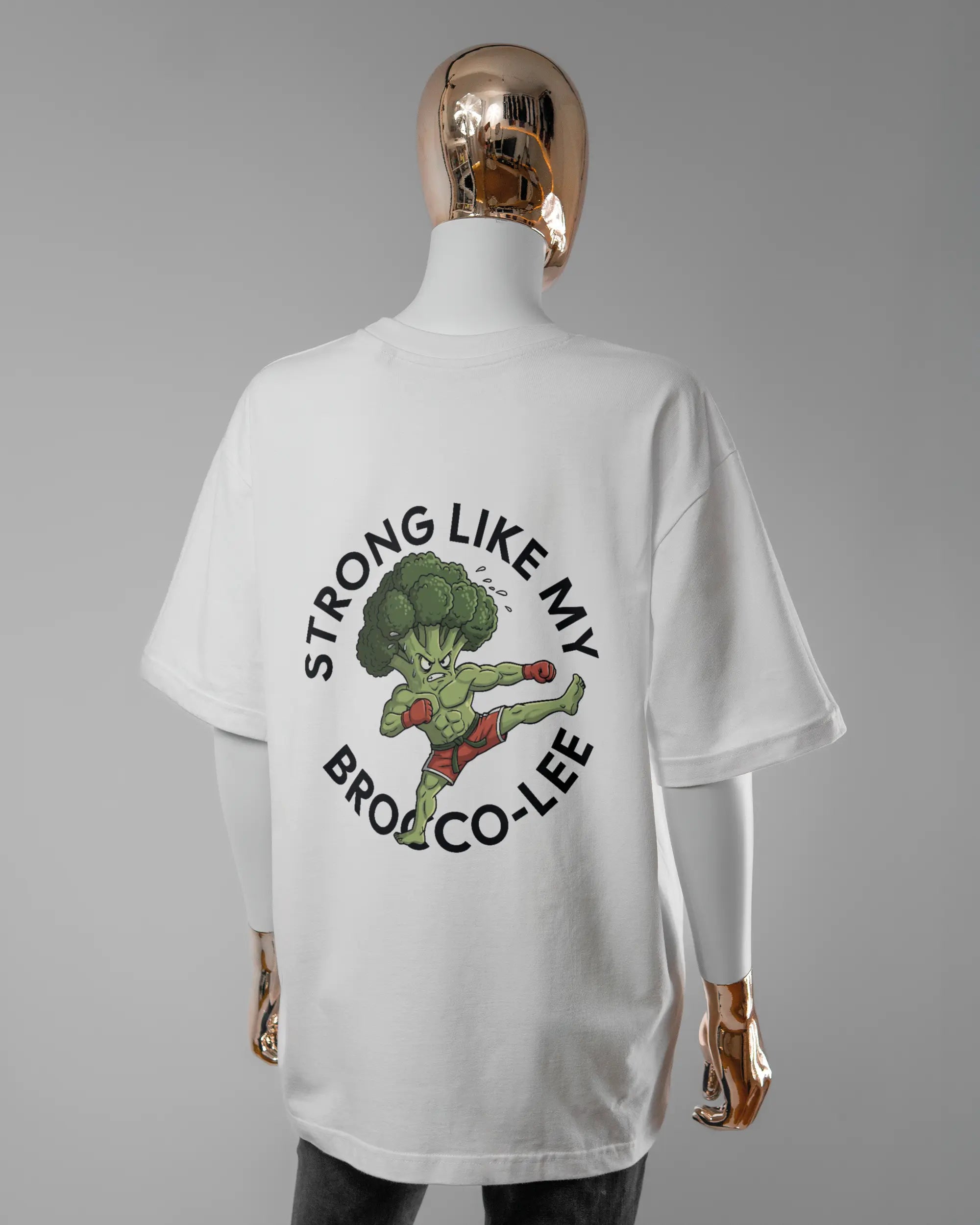 Rückseite des Basic Unisex T-Shirt Oversized von Maondo mit dem Design Brocco-Lee in der Farbe White und in der Größe S getragen von einer femininen Puppe