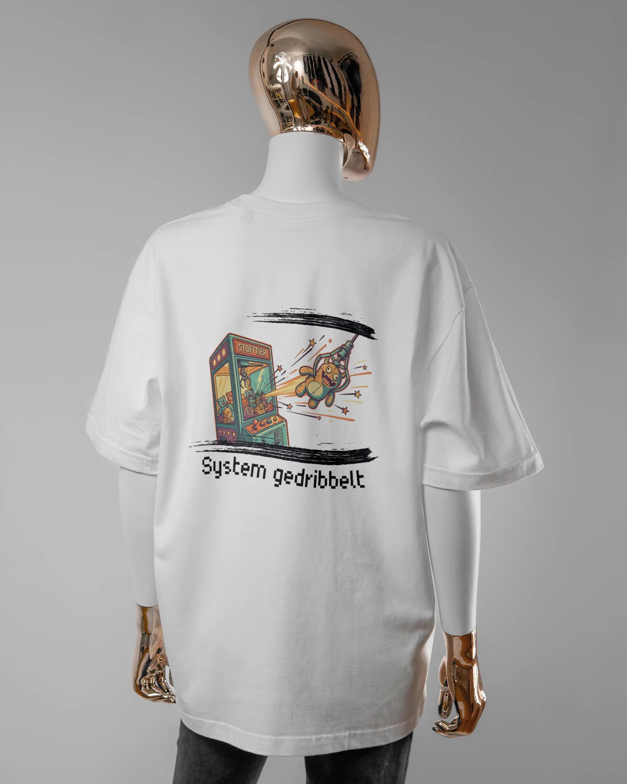 Rückseite des Basic Unisex T-Shirt Oversized von Maondo mit dem Design System gedribbelt in der Farbe White und in der Größe S getragen von einer femininen Puppe