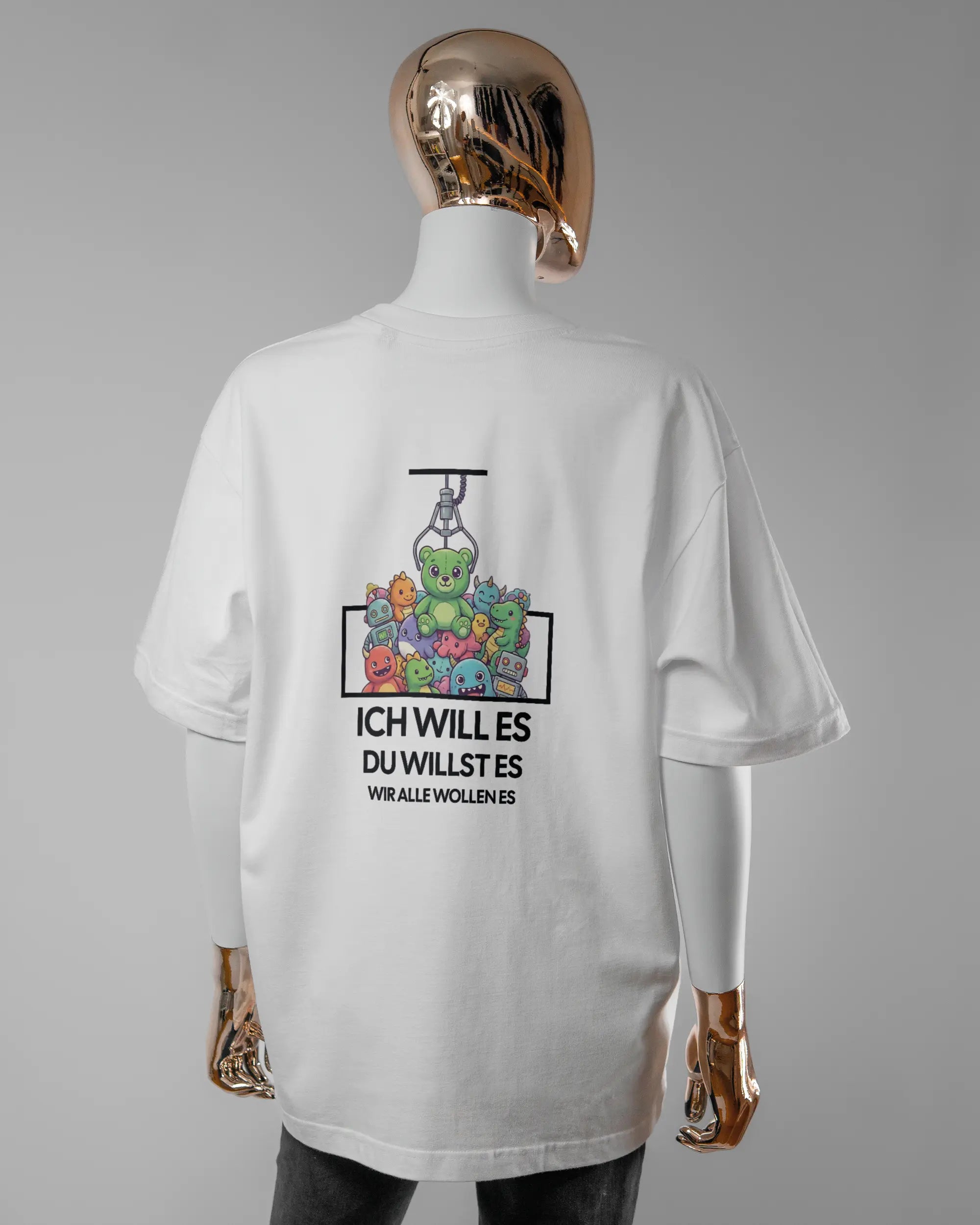 Rückseite des Basic Unisex T-Shirt Oversized von Maondo mit dem Design Will Stofftier in der Farbe White und in der Größe S getragen von einer femininen Puppe