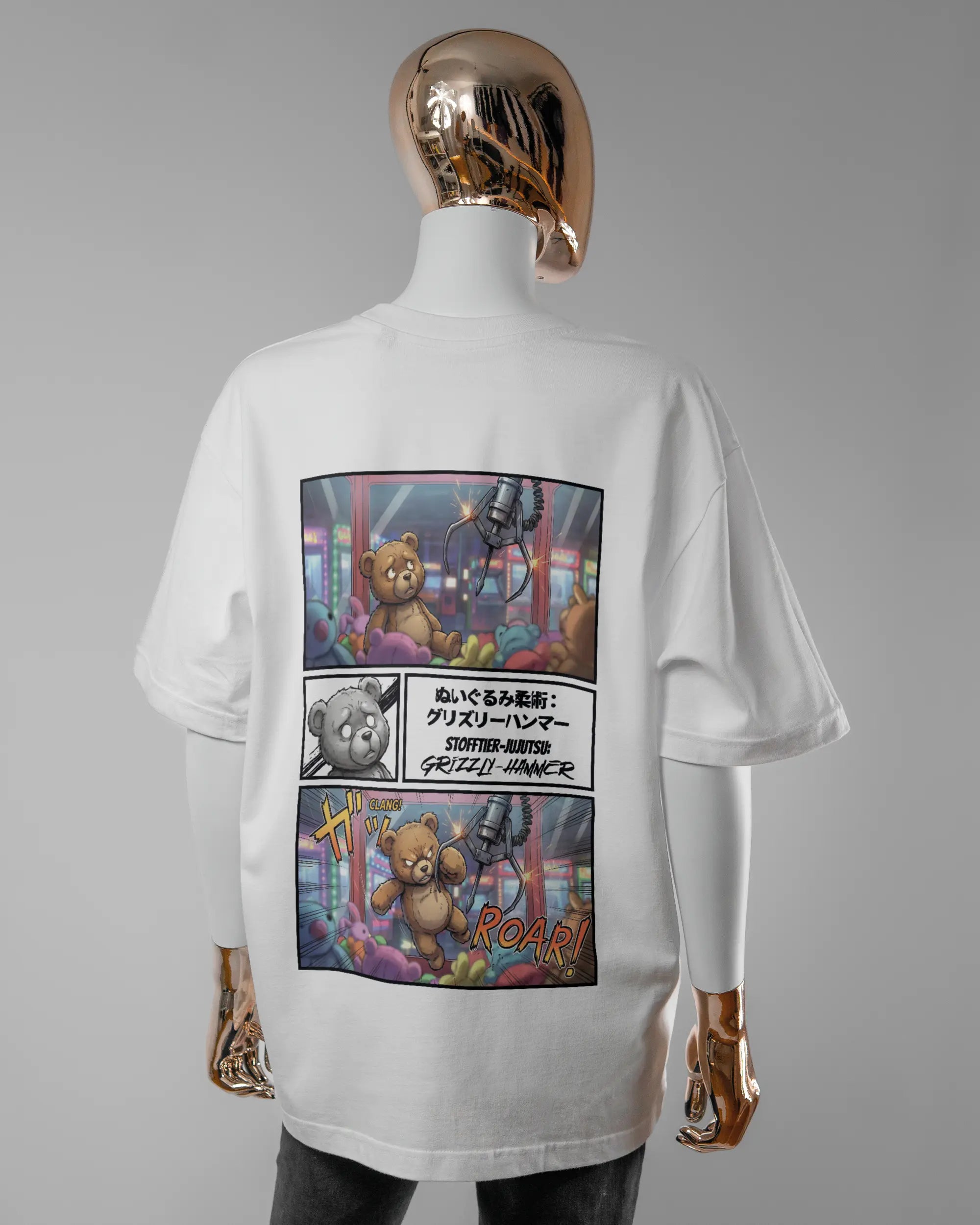 Rückseite des Basic Unisex T-Shirt Oversized von Maondo mit dem Design Manga Stoff in der Farbe White und in der Größe S getragen von einer femininen Puppe