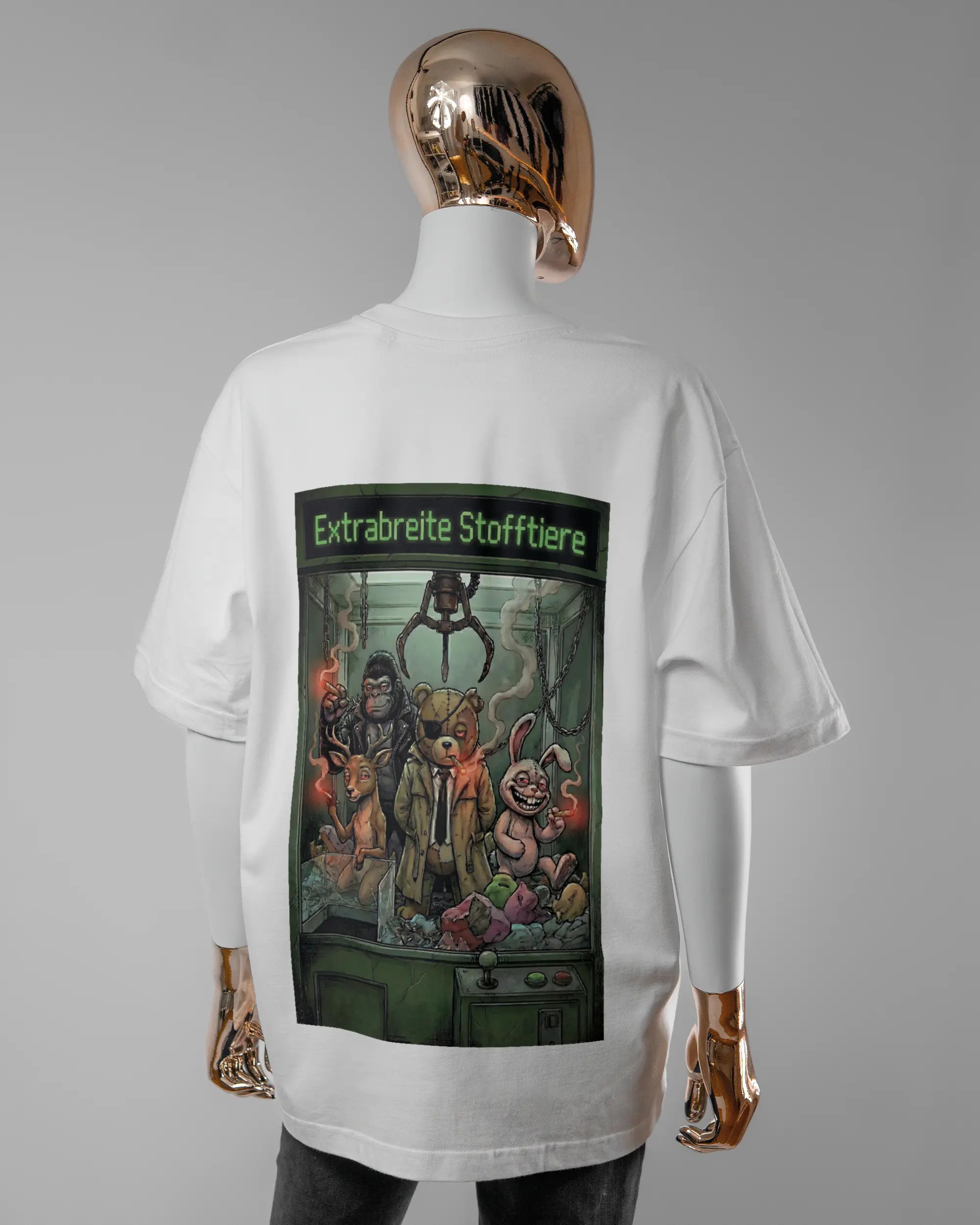 Rückseite des Basic Unisex T-Shirt Oversized von Maondo mit dem Design Extrabreit in der Farbe White und in der Größe S getragen von einer femininen Puppe