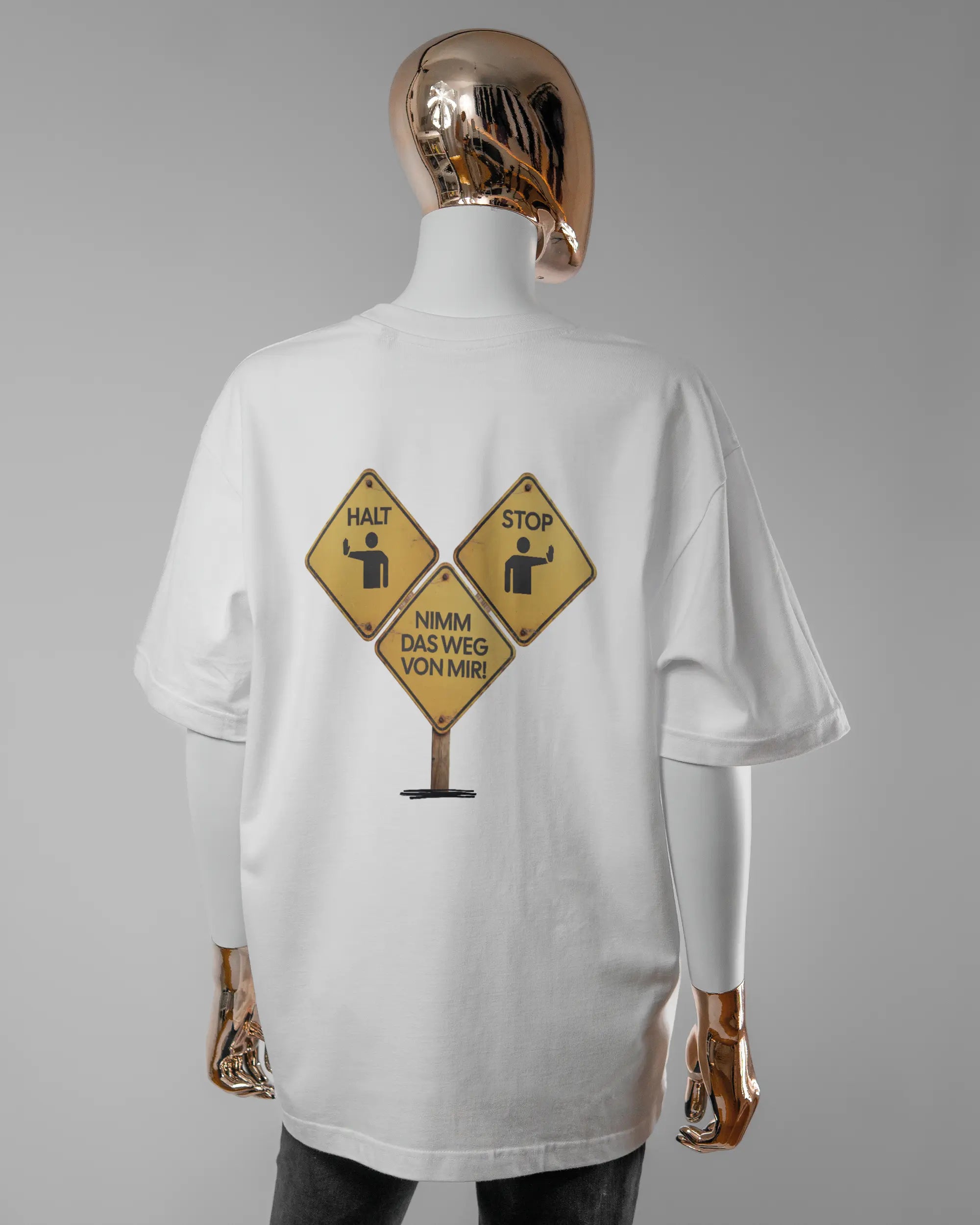 Rückseite des Basic Unisex T-Shirt Oversized von Maondo mit dem Design Schutzschild in der Farbe White und in der Größe S getragen von einer femininen Puppe