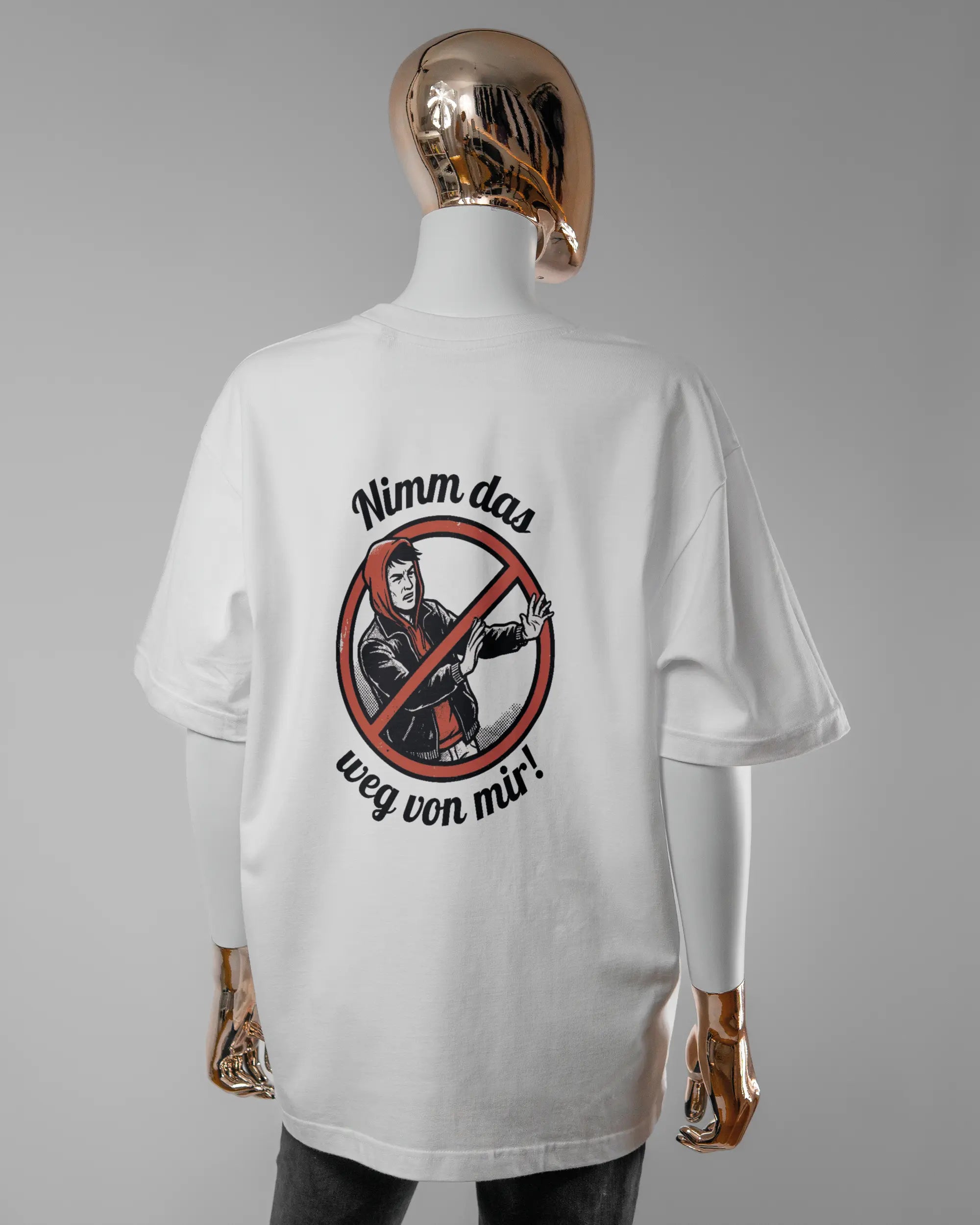 Rückseite des Basic Unisex T-Shirt Oversized von Maondo mit dem Design Nimm das weg in der Farbe White und in der Größe S getragen von einer femininen Puppe