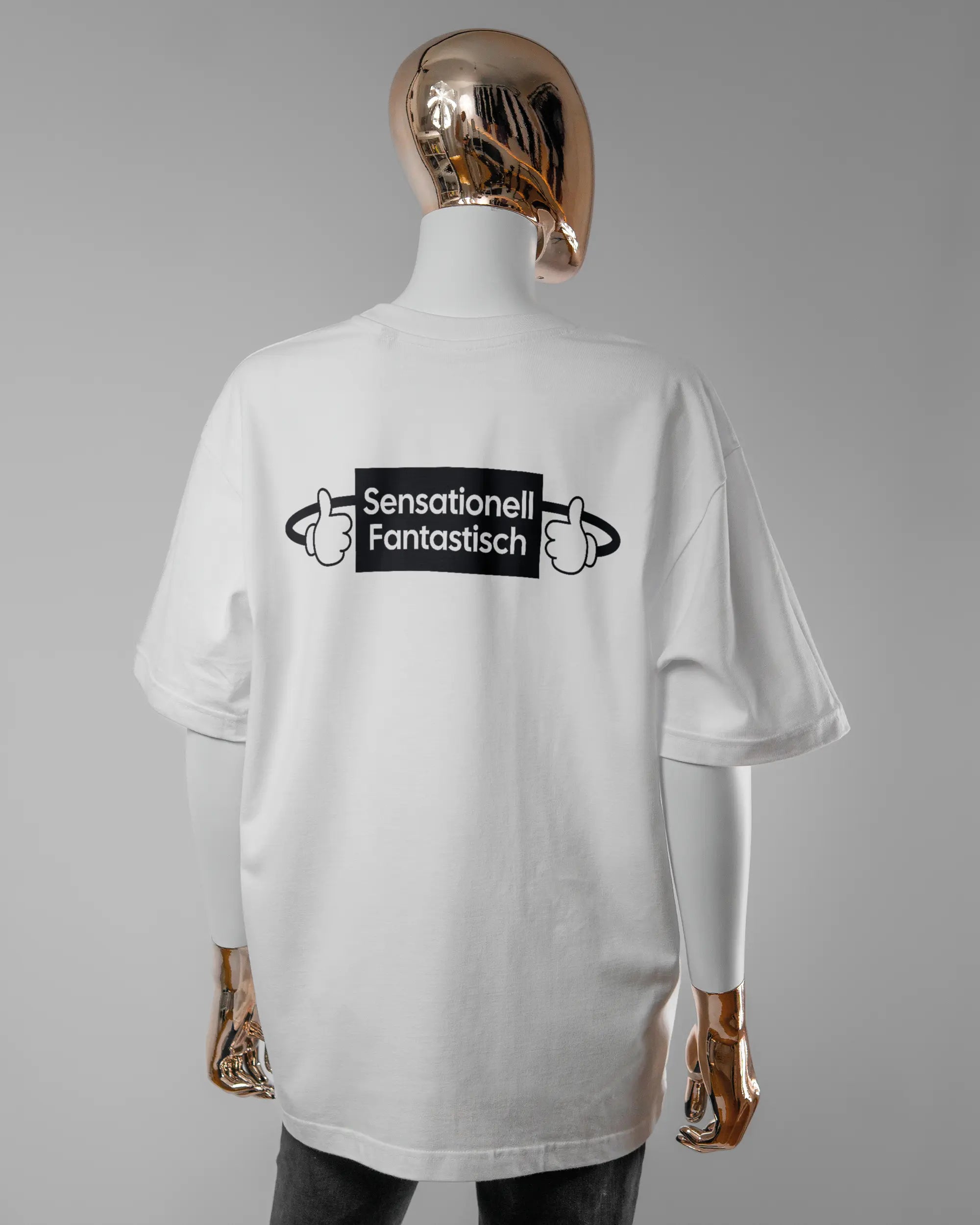 Rückseite des Basic Unisex T-Shirt Oversized von Maondo mit dem Design Fantastisch in der Farbe White und in der Größe S getragen von einer femininen Puppe