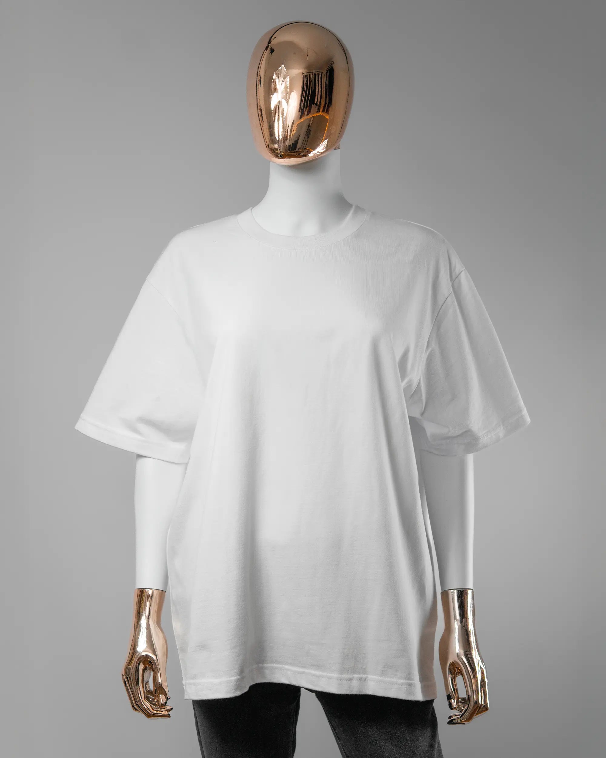 Vorderseite des Basic Unisex T-Shirt Oversized von Maondo ohne Motiv in der Farbe White und in der Größe S getragen von einer femininen Puppe