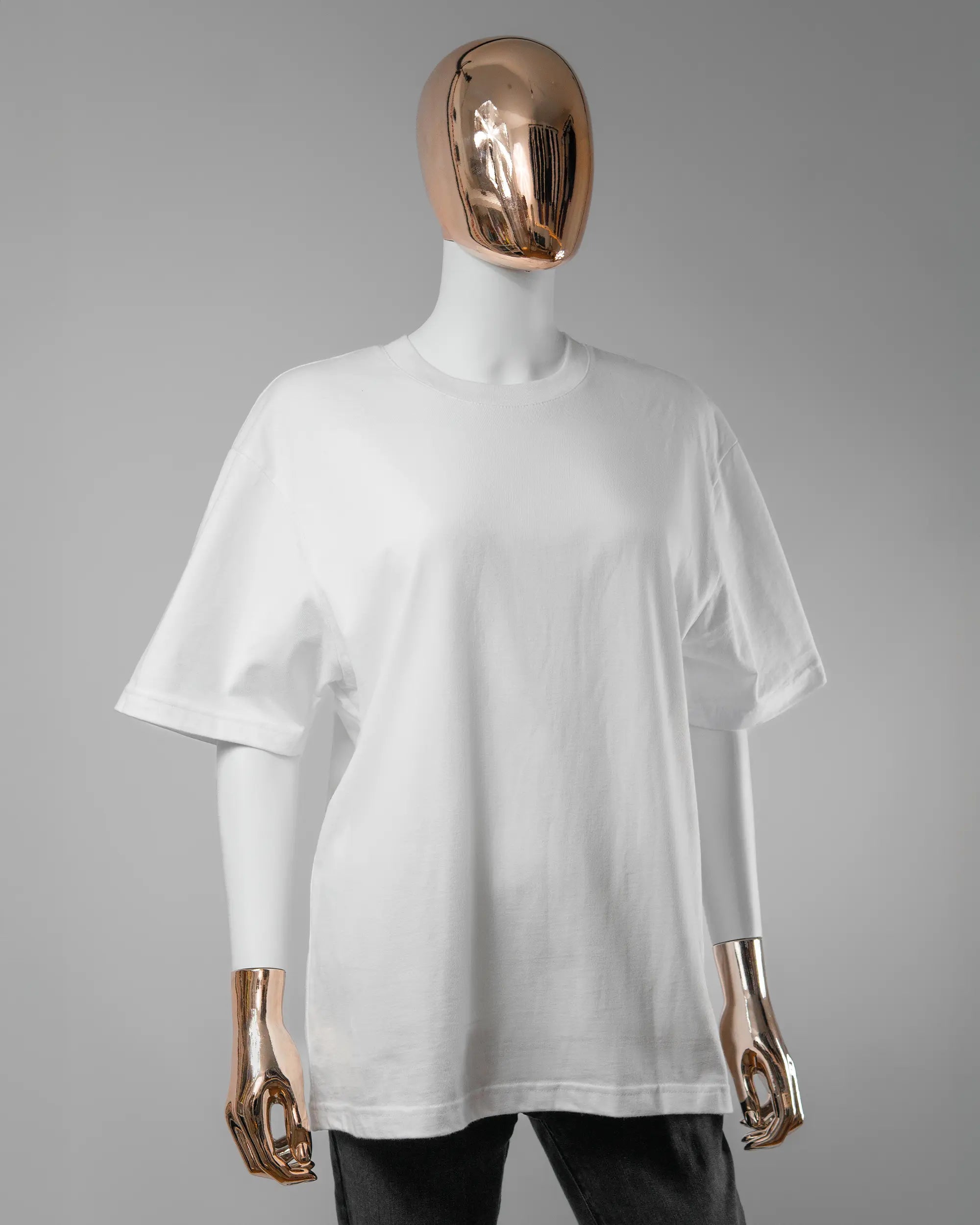 Vorderseite des Basic Unisex T-Shirt Oversized von Maondo ohne Motiv in der Farbe White und in der Größe S getragen von einer femininen Puppe