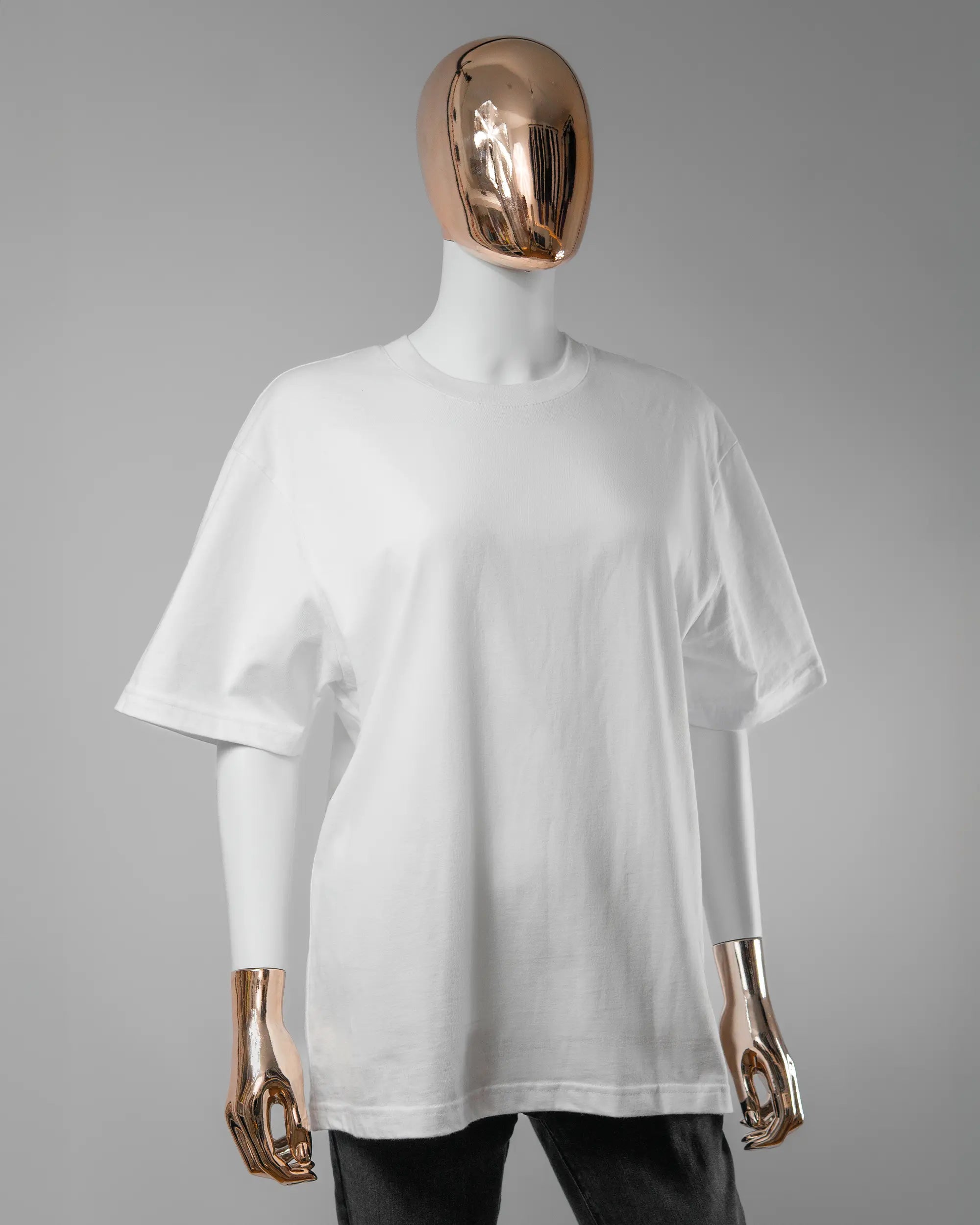 Vorderseite des Basic Unisex T-Shirt Oversized von Maondo ohne Motiv in der Farbe White und in der Größe S getragen von einer femininen Puppe