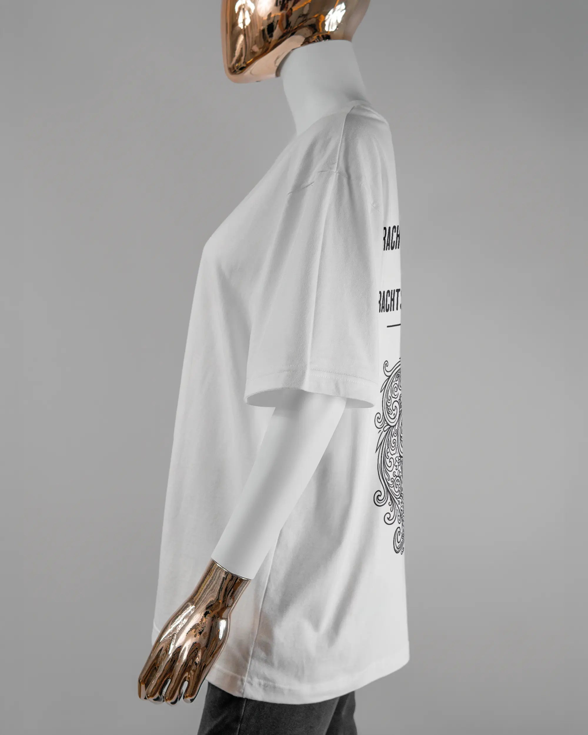 Seitenansicht des Basic Unisex T-Shirt Oversized von Maondo mit dem Design Trachtentanz hinten in der Farbe White und in der Größe S getragen von einer femininen Puppe