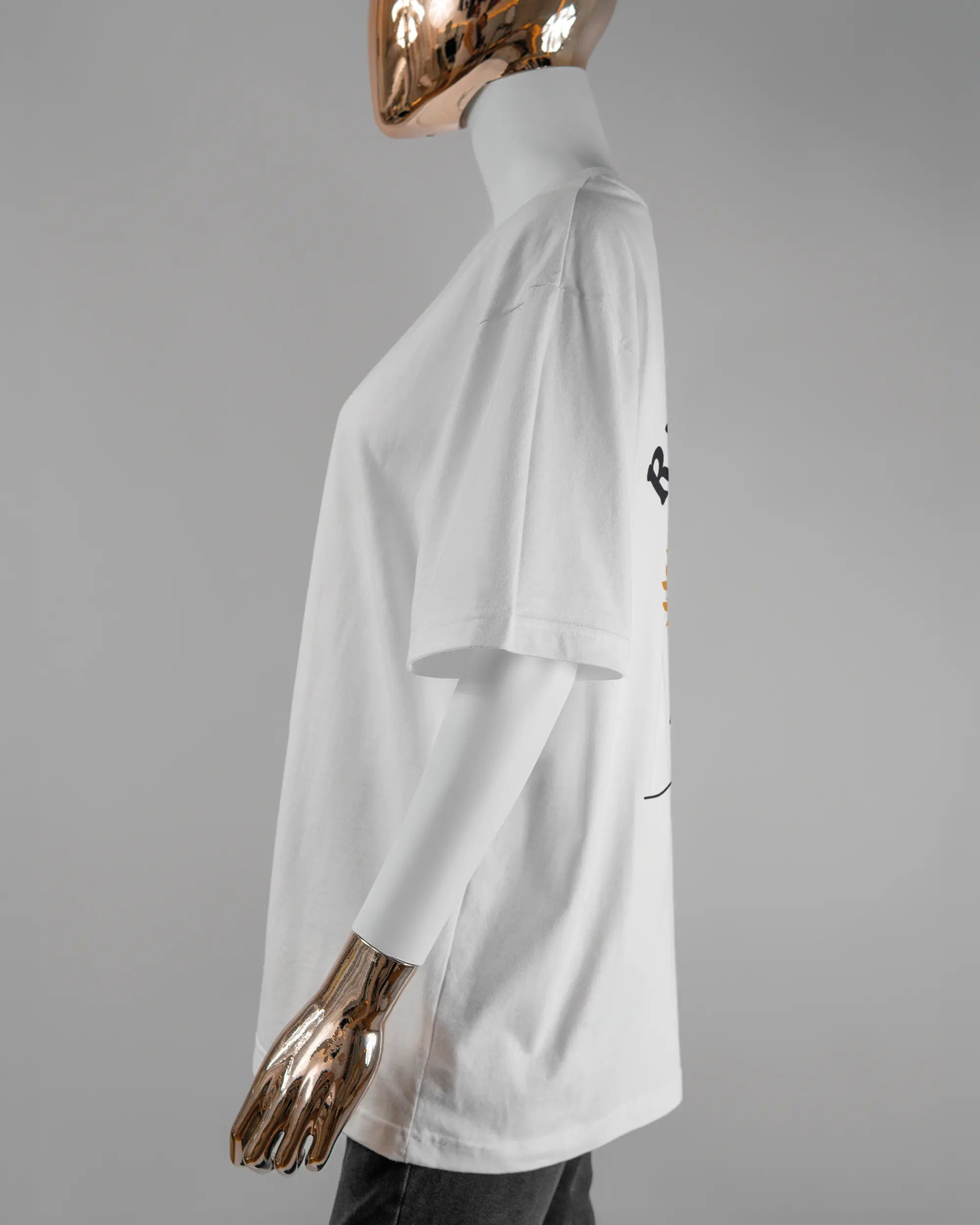 Seitenansicht des Basic Unisex T-Shirt Oversized von Maondo mit dem Design We are one hinten in der Farbe White und in der Größe S getragen von einer femininen Puppe