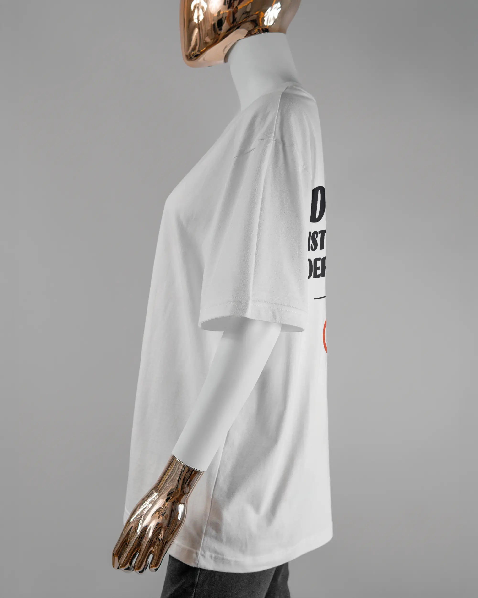Seitenansicht des Basic Unisex T-Shirt Oversized von Maondo mit dem Design Keine Eile hinten in der Farbe White und in der Größe S getragen von einer femininen Puppe