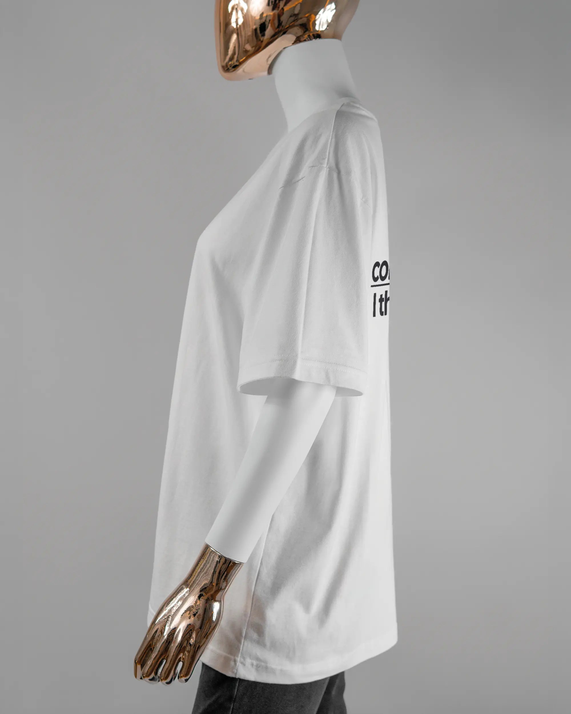 Seitenansicht des Basic Unisex T-Shirt Oversized von Maondo mit dem Design Colorful Day hinten in der Farbe White und in der Größe S getragen von einer femininen Puppe