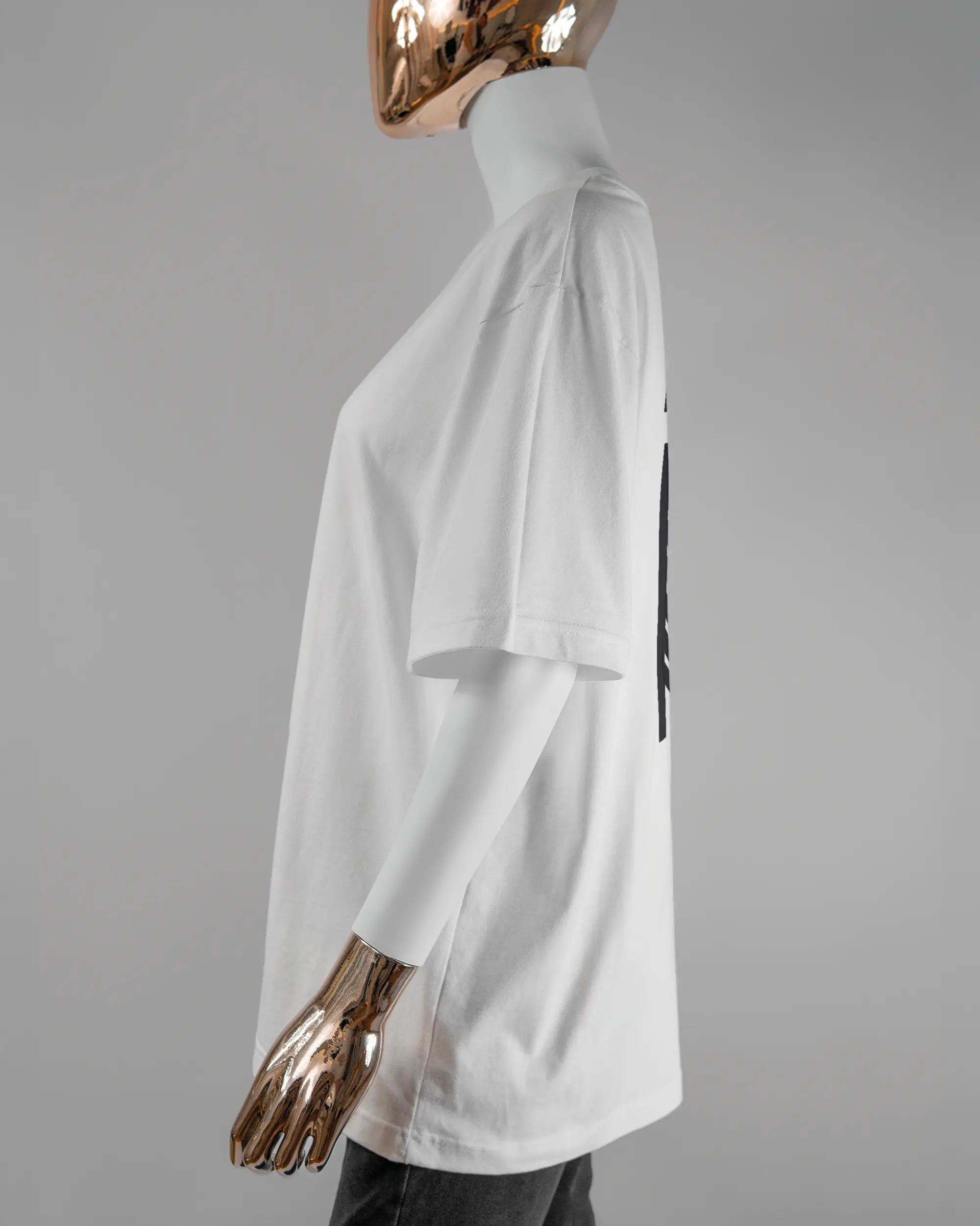 Seitenansicht des Basic Unisex T-Shirt Oversized von Maondo mit dem Design How about nein hinten in der Farbe White und in der Größe S getragen von einer femininen Puppe