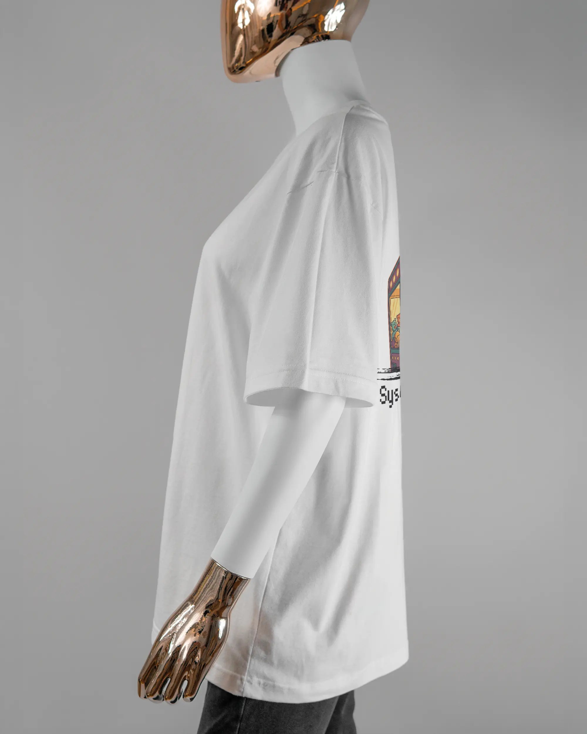 Seitenansicht des Basic Unisex T-Shirt Oversized von Maondo mit dem Design System gedribbelt hinten in der Farbe White und in der Größe S getragen von einer femininen Puppe