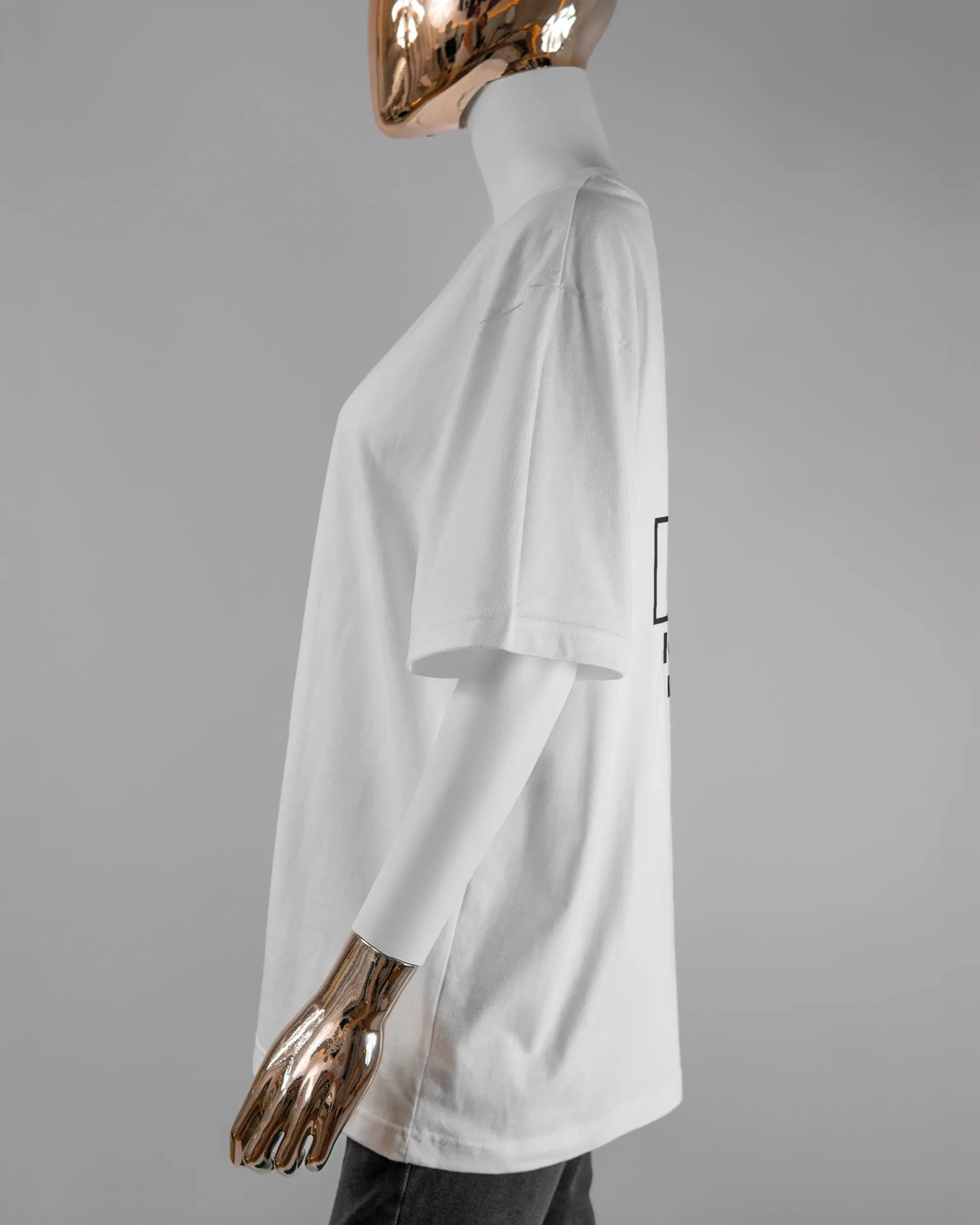 Seitenansicht des Basic Unisex T-Shirt Oversized von Maondo mit dem Design Will Stofftier hinten in der Farbe White und in der Größe S getragen von einer femininen Puppe