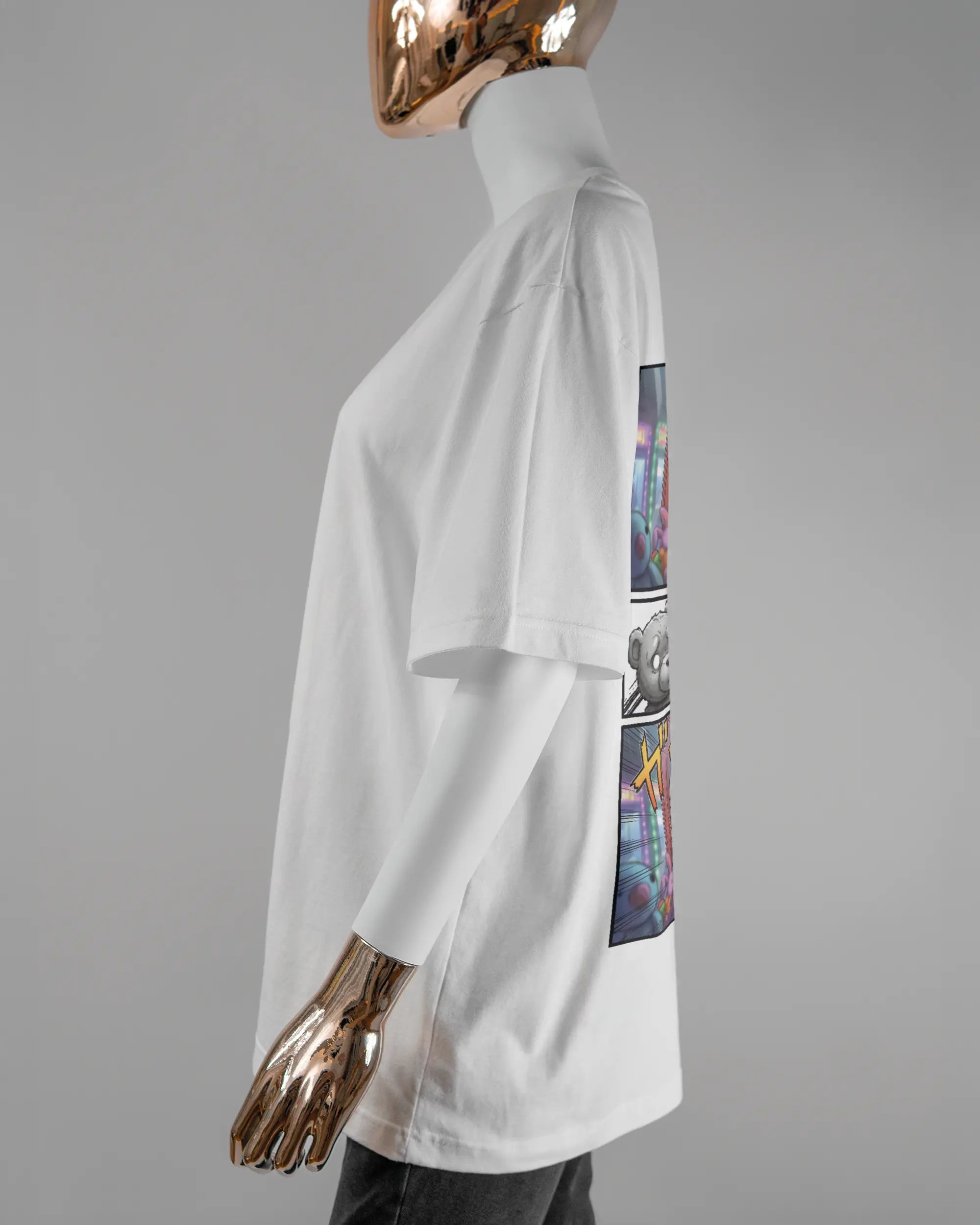 Seitenansicht des Basic Unisex T-Shirt Oversized von Maondo mit dem Design Manga Stoff hinten in der Farbe White und in der Größe S getragen von einer femininen Puppe