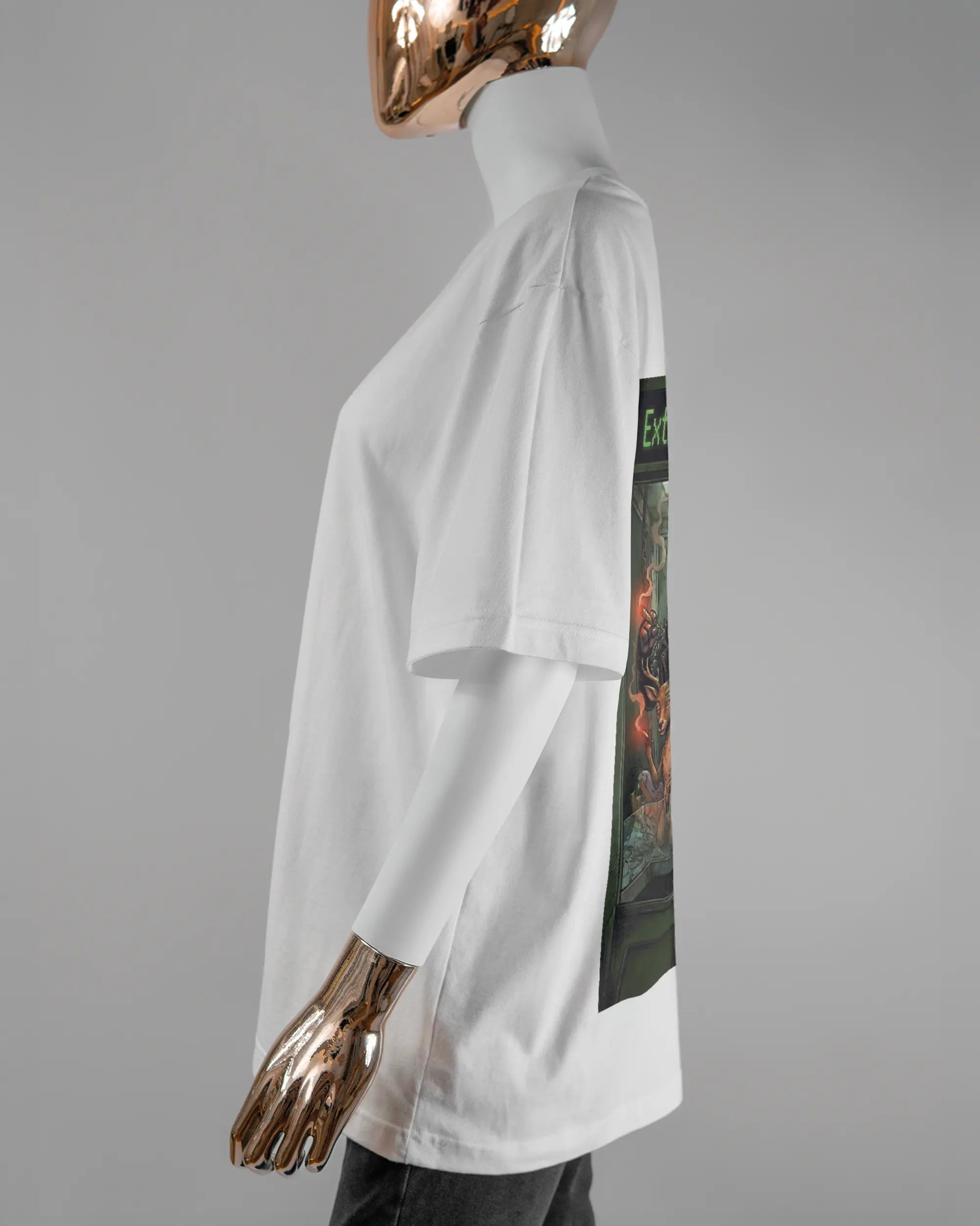 Seitenansicht des Basic Unisex T-Shirt Oversized von Maondo mit dem Design Extrabreit hinten in der Farbe White und in der Größe S getragen von einer femininen Puppe