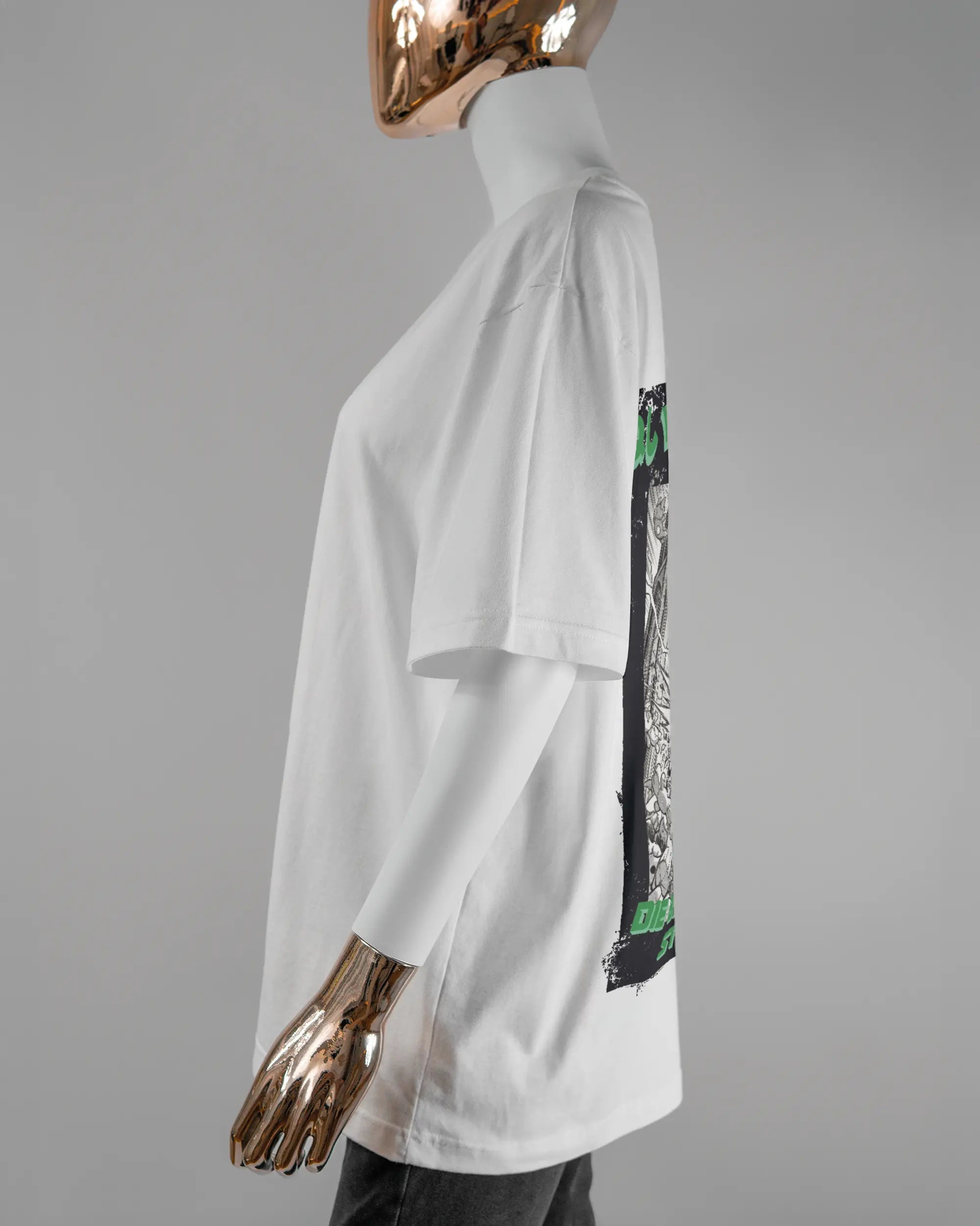 Seitenansicht des Basic Unisex T-Shirt Oversized von Maondo mit dem Design Save 1 Stofftier hinten in der Farbe White und in der Größe S getragen von einer femininen Puppe