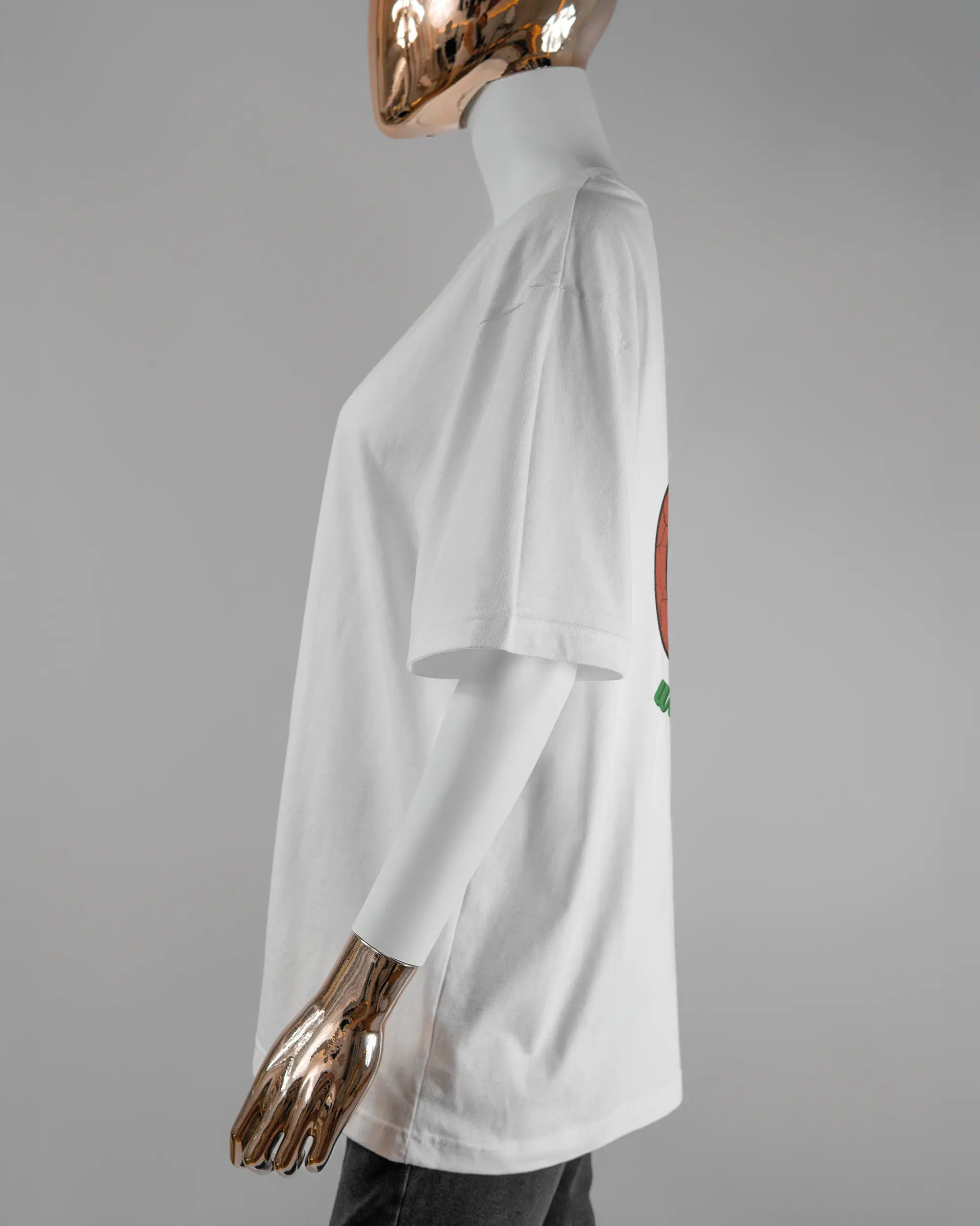 Seitenansicht des Basic Unisex T-Shirt Oversized von Maondo mit dem Design Reh weg hinten in der Farbe White und in der Größe S getragen von einer femininen Puppe