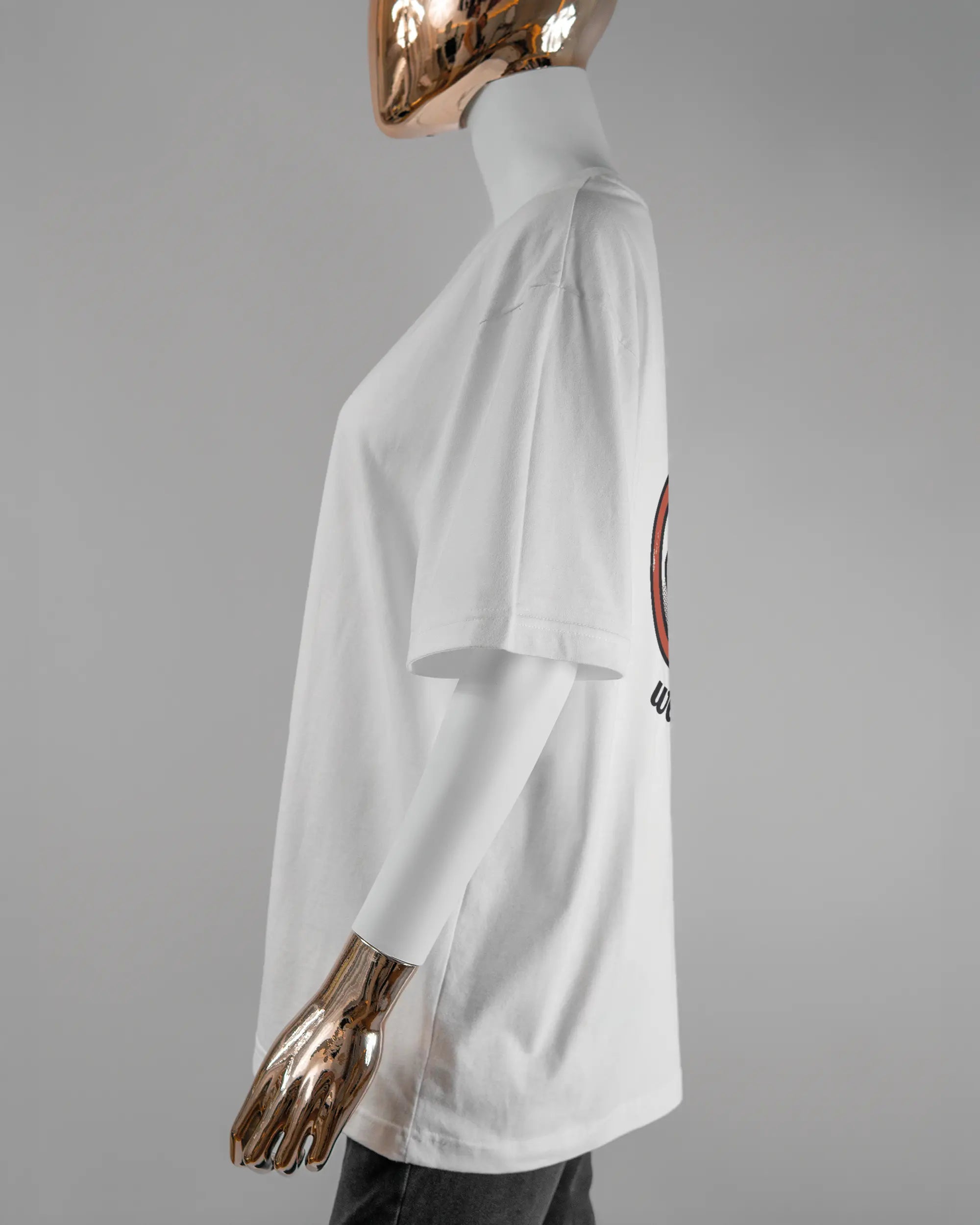 Seitenansicht des Basic Unisex T-Shirt Oversized von Maondo mit dem Design Nimm das weg hinten in der Farbe White und in der Größe S getragen von einer femininen Puppe