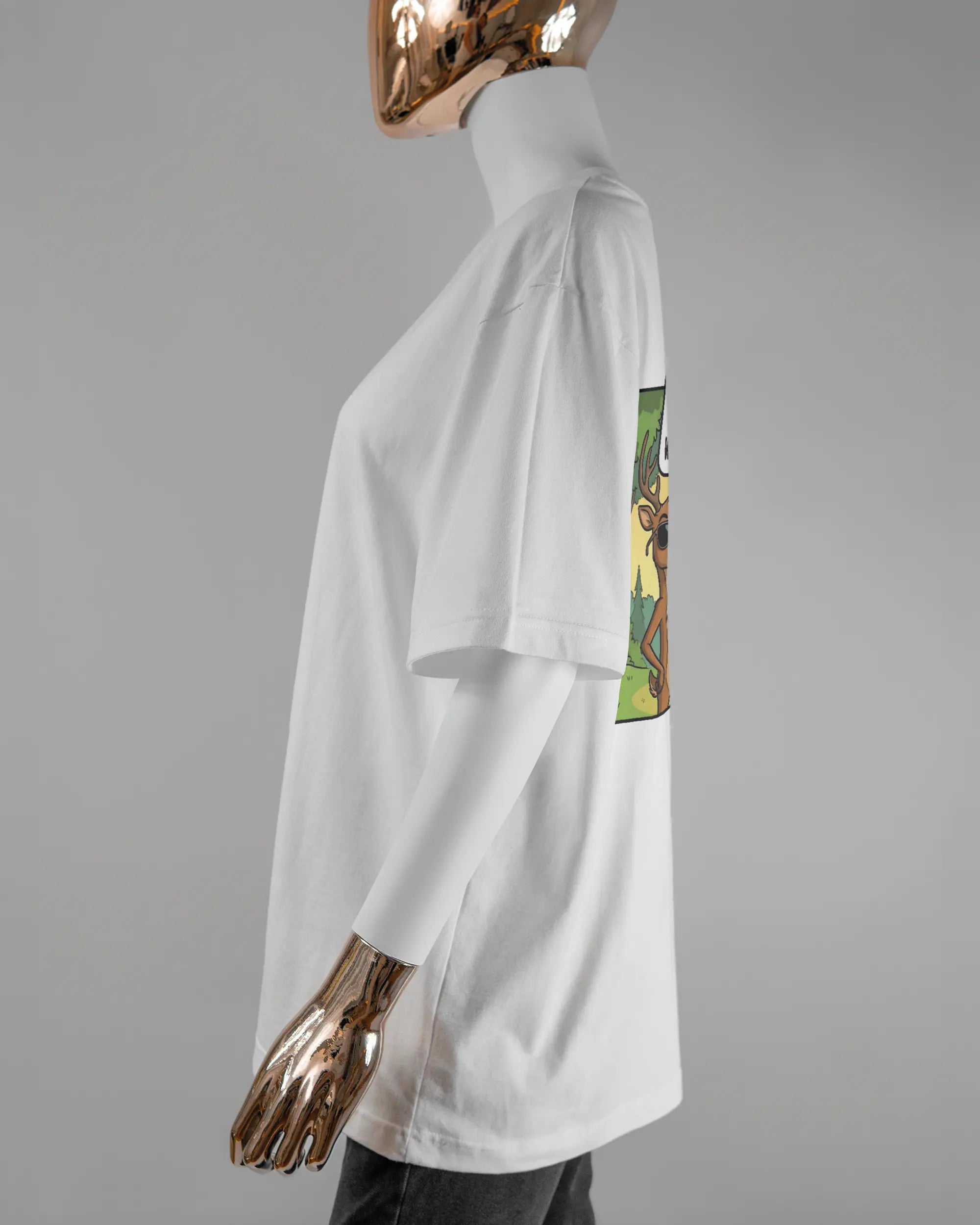 Seitenansicht des Basic Unisex T-Shirt Oversized von Maondo mit dem Design Vollspannung hinten in der Farbe White und in der Größe S getragen von einer femininen Puppe