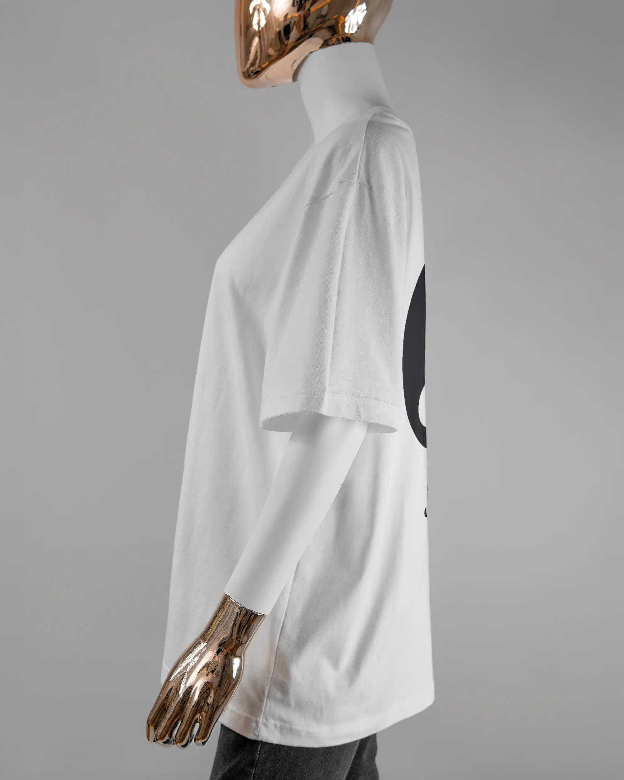 Seitenansicht des Basic Unisex T-Shirt Oversized von Maondo mit dem Design JB1 hinten in der Farbe White und in der Größe S getragen von einer femininen Puppe