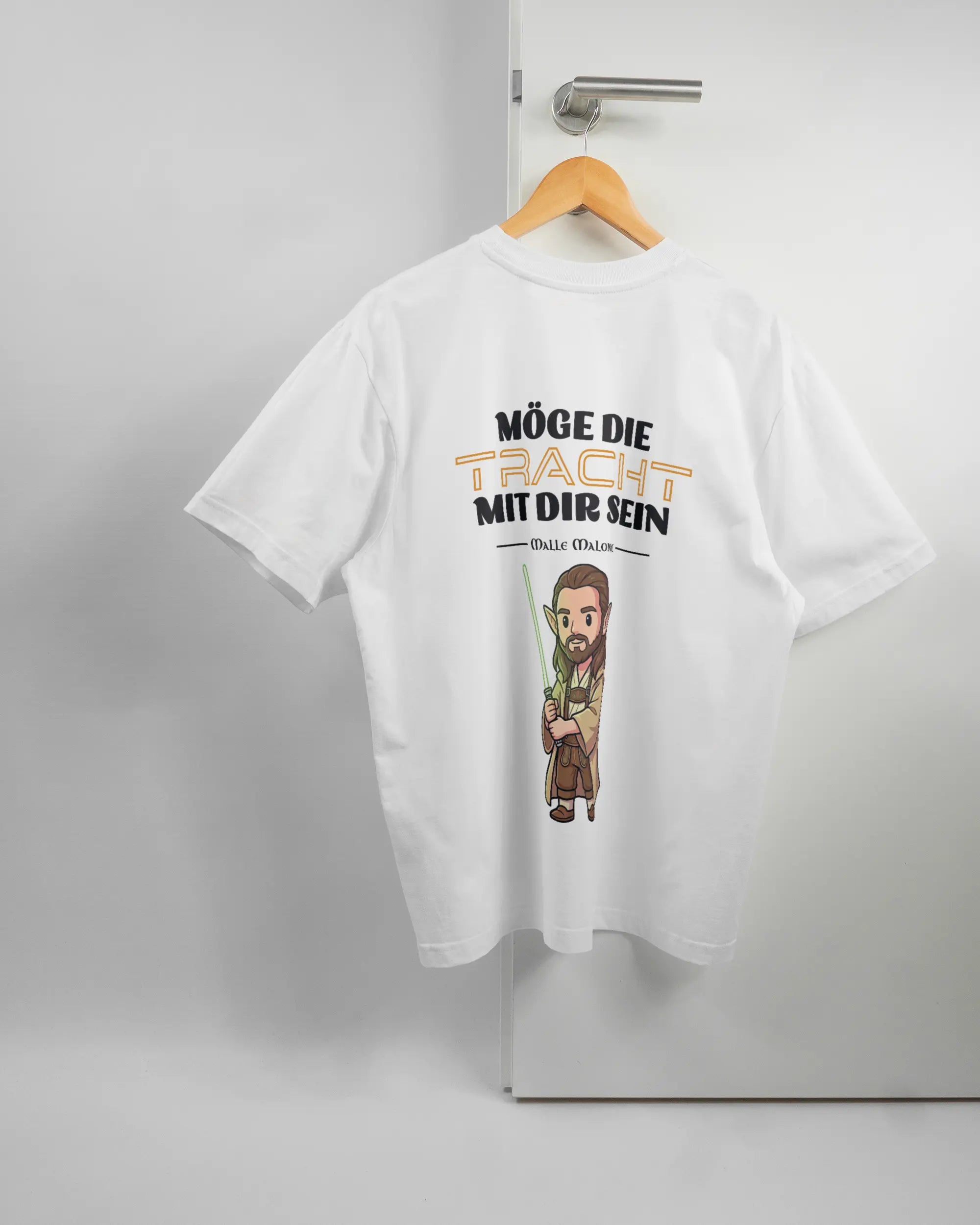 Rückseite des Basic Unisex T-Shirt Oversized von Maondo mit dem Design Tracht mit dir in der Farbe White und in der Größe S auf einem Bügel an der Türklinke aufgehängt