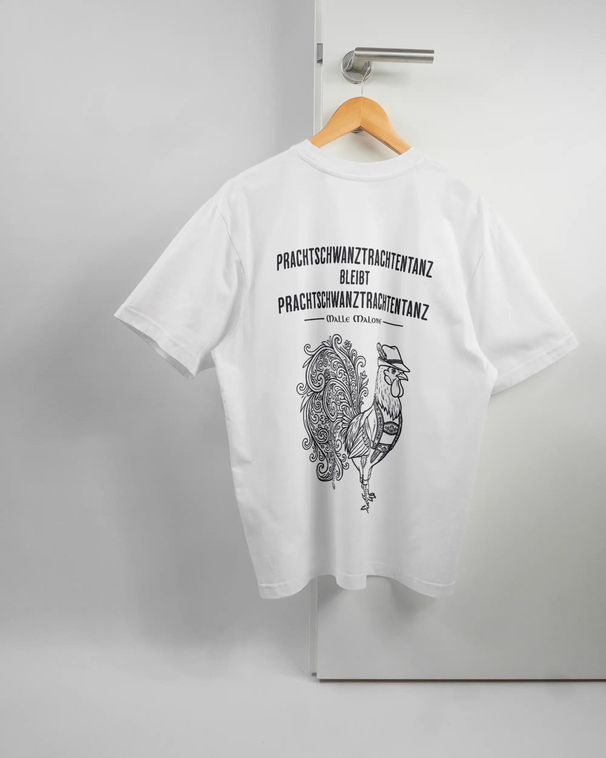 Rückseite des Basic Unisex T-Shirt Oversized von Maondo mit dem Design Trachtentanz in der Farbe White und in der Größe S auf einem Bügel an der Türklinke aufgehängt
