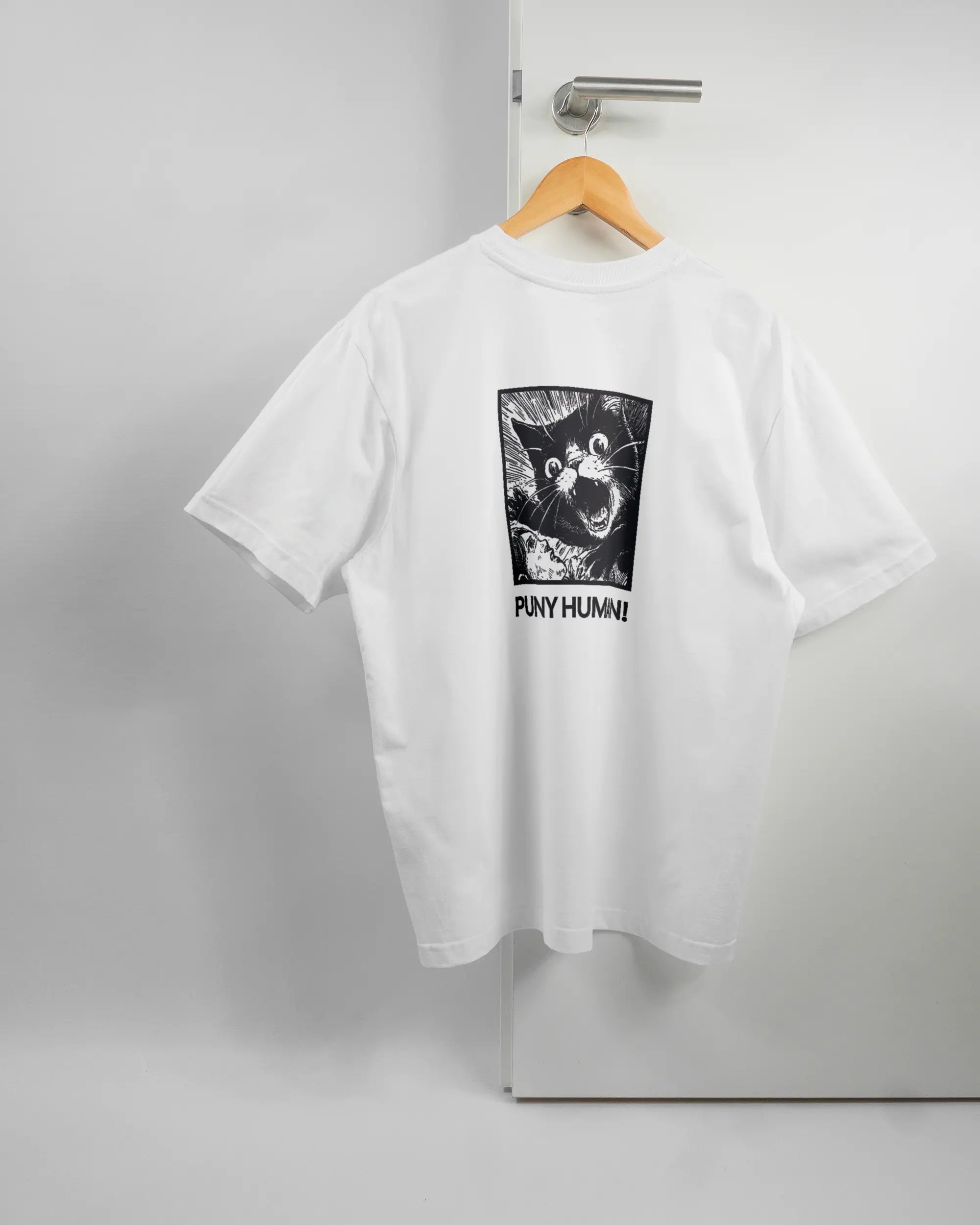 Rückseite des Basic Unisex T-Shirt Oversized von Maondo mit dem Design Puny Human in der Farbe White und in der Größe S auf einem Bügel an der Türklinke aufgehängt