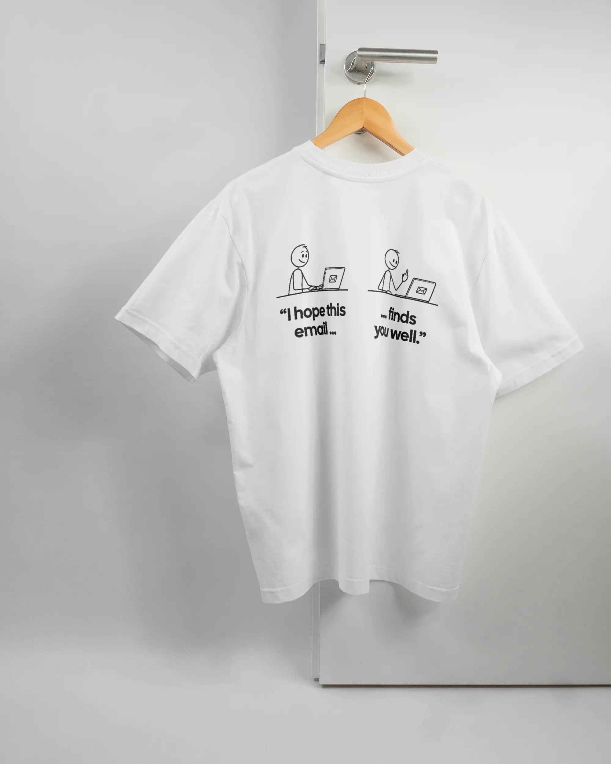 Rückseite des Basic Unisex T-Shirt Oversized von Maondo mit dem Design Found me not well in der Farbe White und in der Größe S auf einem Bügel an der Türklinke aufgehängt